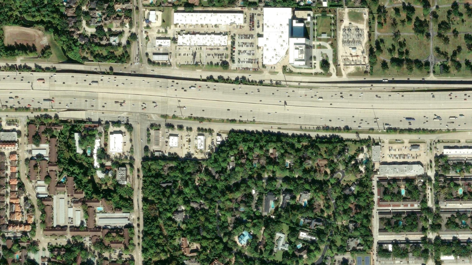 8020 KATY FREEWAY, HOUSTON, TX（本社・衛星）