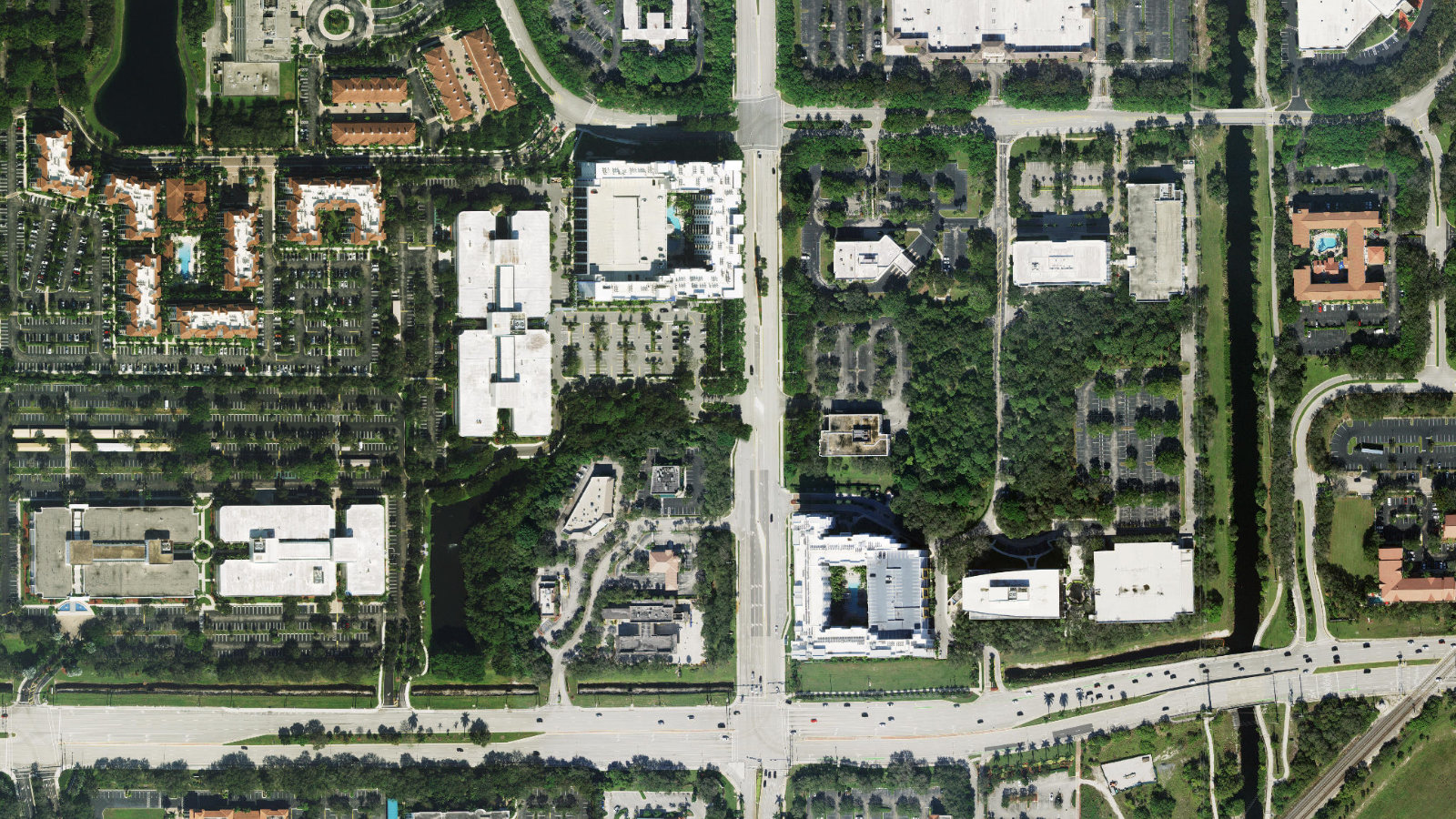 5201 CONGRESS AVENUE, BOCA RATON, FL（本社・衛星）