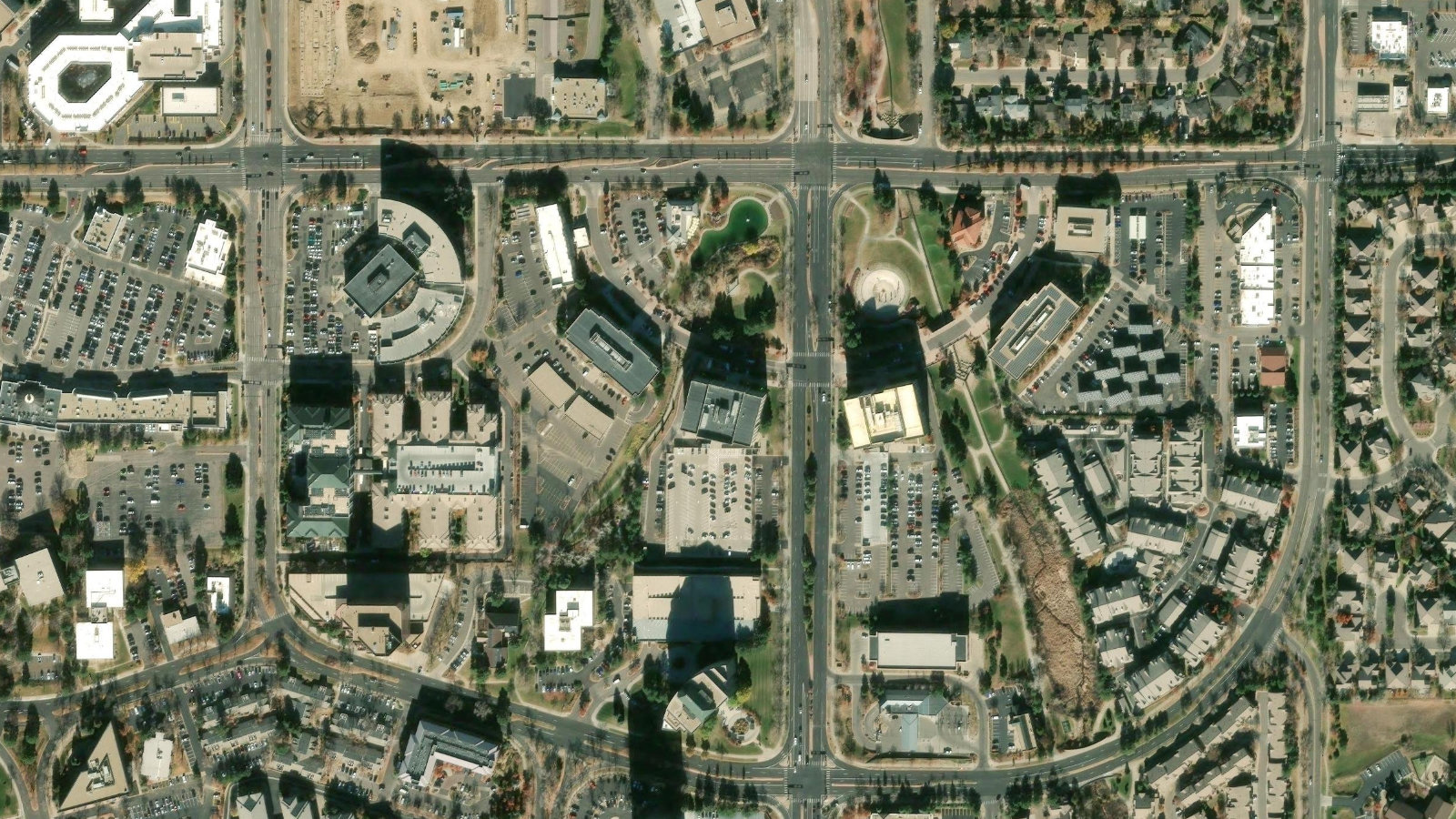 8390 E. CRESCENT PKWY., GREENWOOD VILLAGE, CO（本社・衛星）