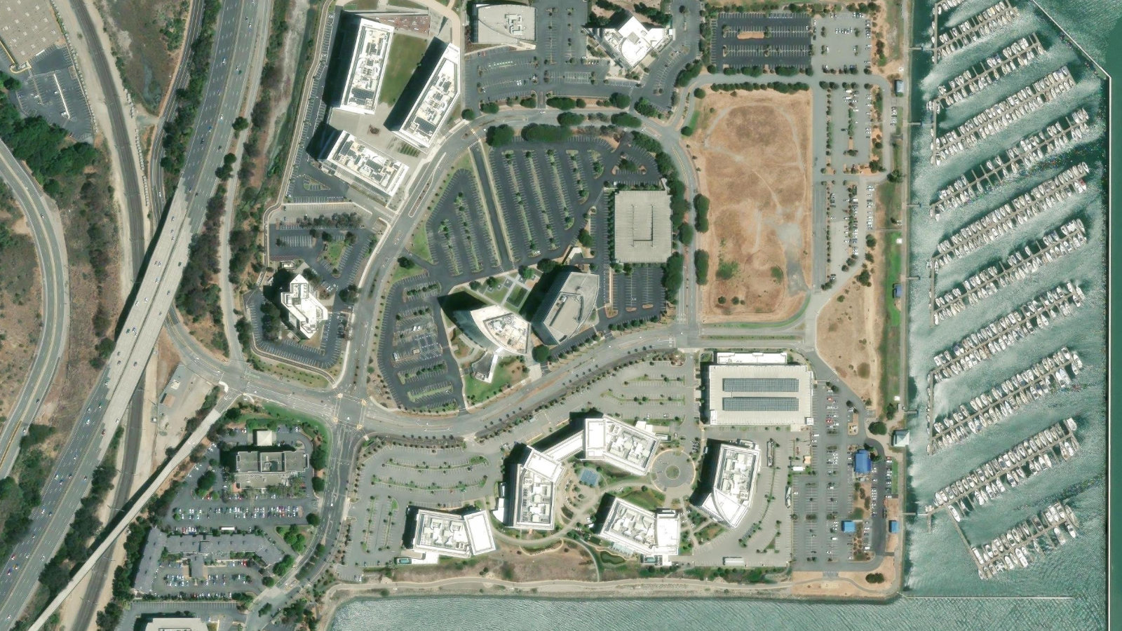 8000 MARINA BLVD, BRISBANE, CA（本社・衛星）