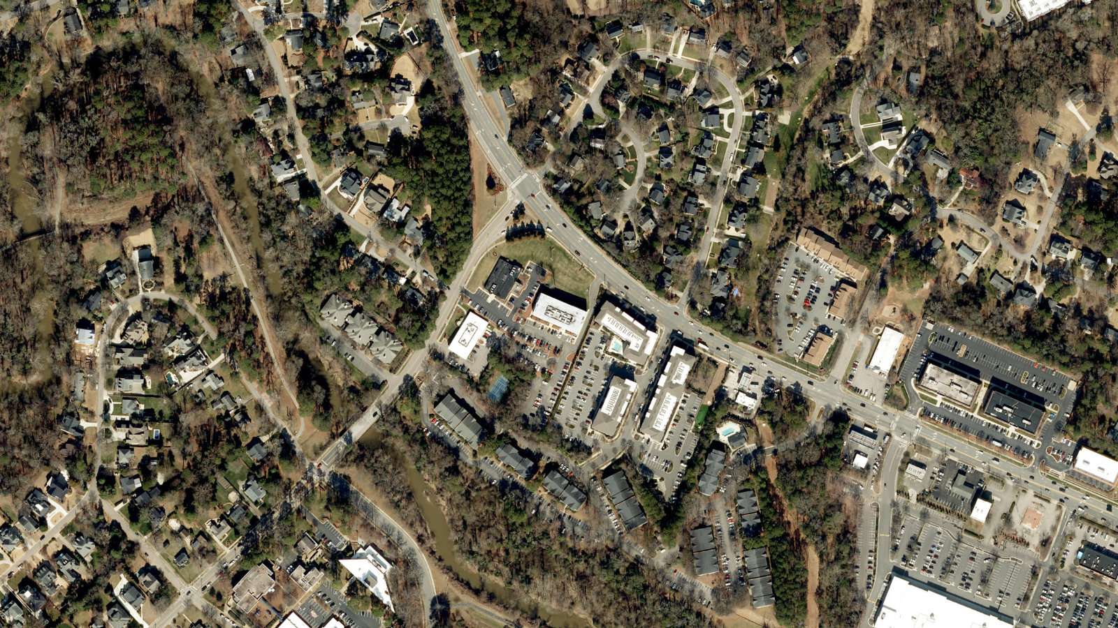 100 E. SIX FORKS ROAD, RALEIGH, NC(本社・衛星)