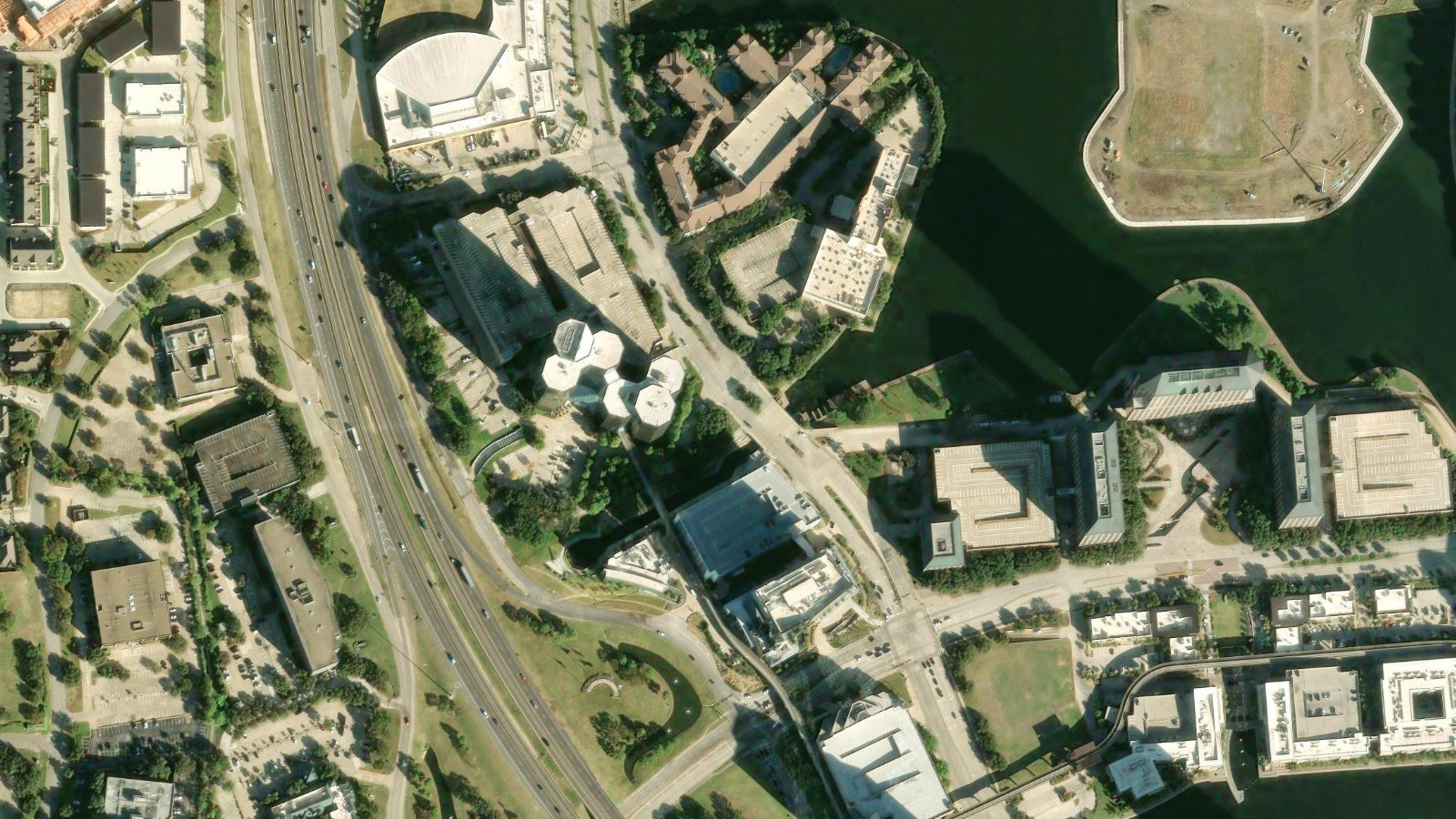 222 W. LAS COLINAS BLVD., IRVING, TX(本社・衛星)