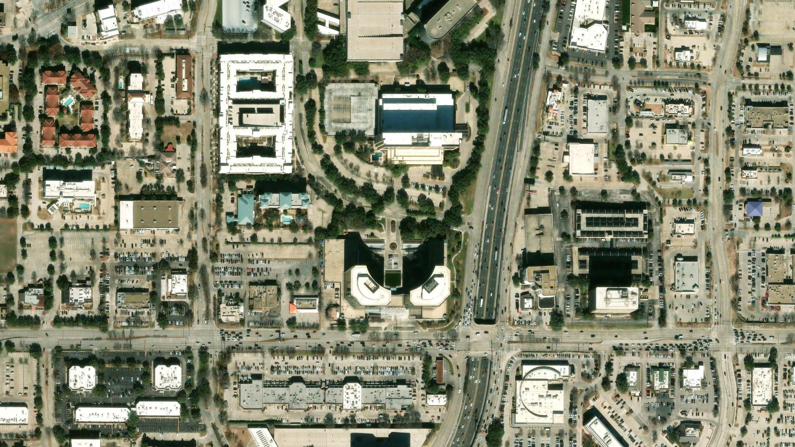5080 SPECTRUM DRIVE, ADDISON, TX(本社・衛星)