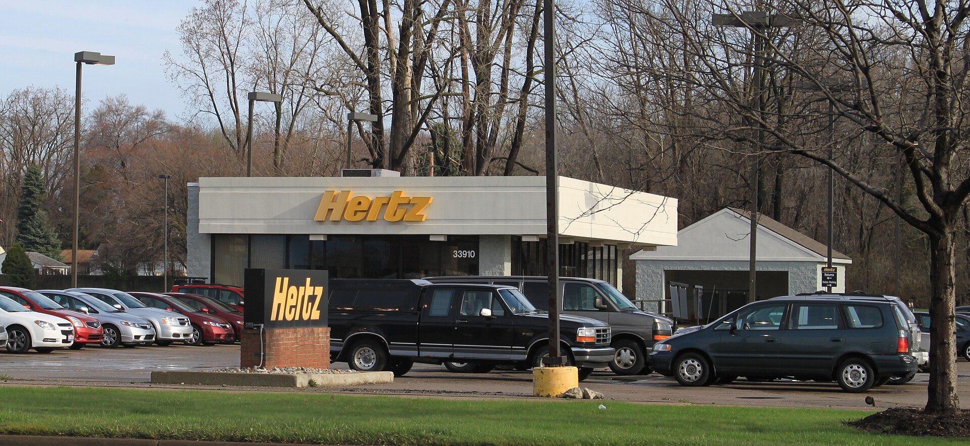 Hertz car rental office Livonia Michigan