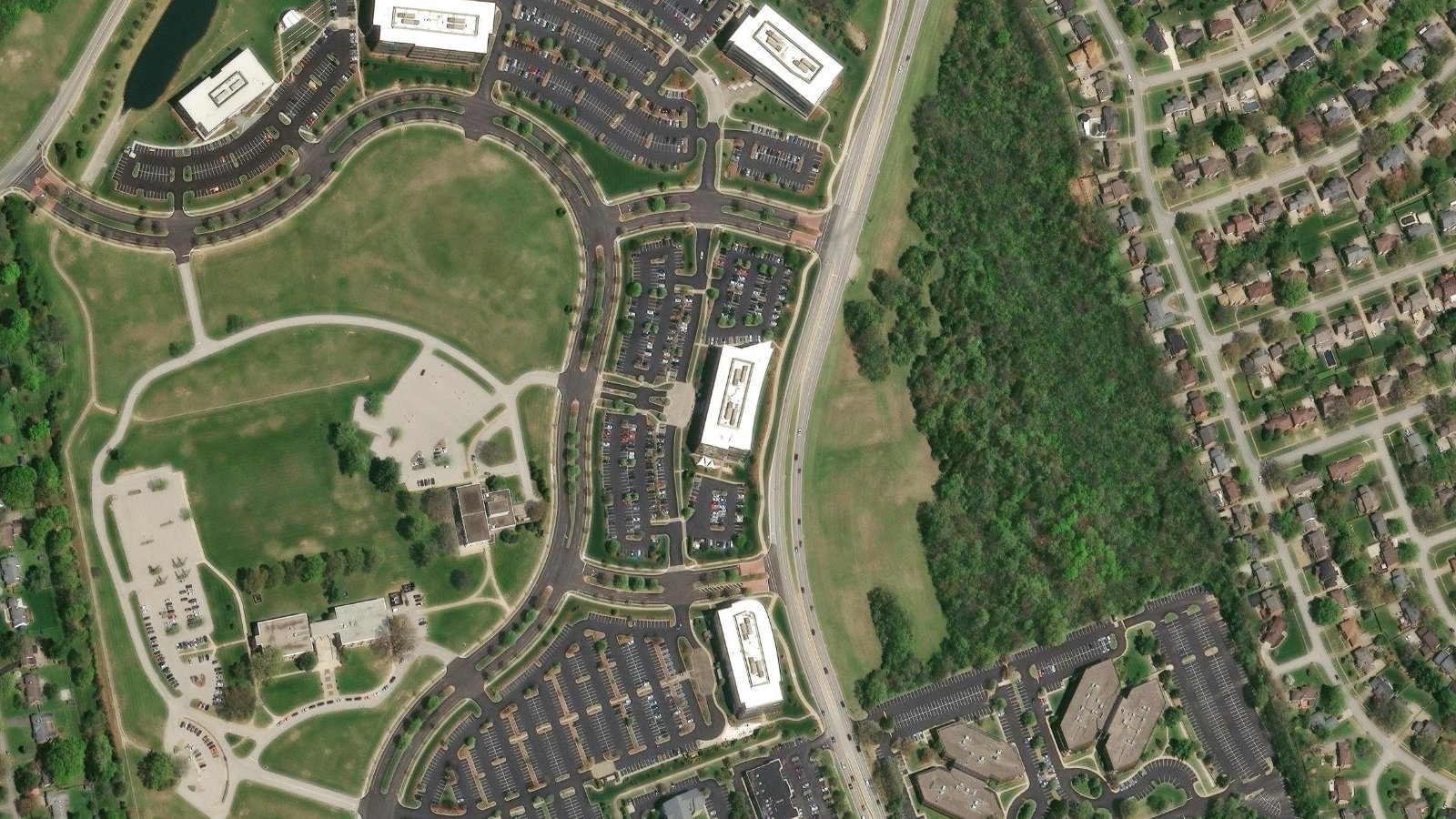 600 N HURSTBOURNE PKWY, LOUISVILLE, KY(本社・衛星)