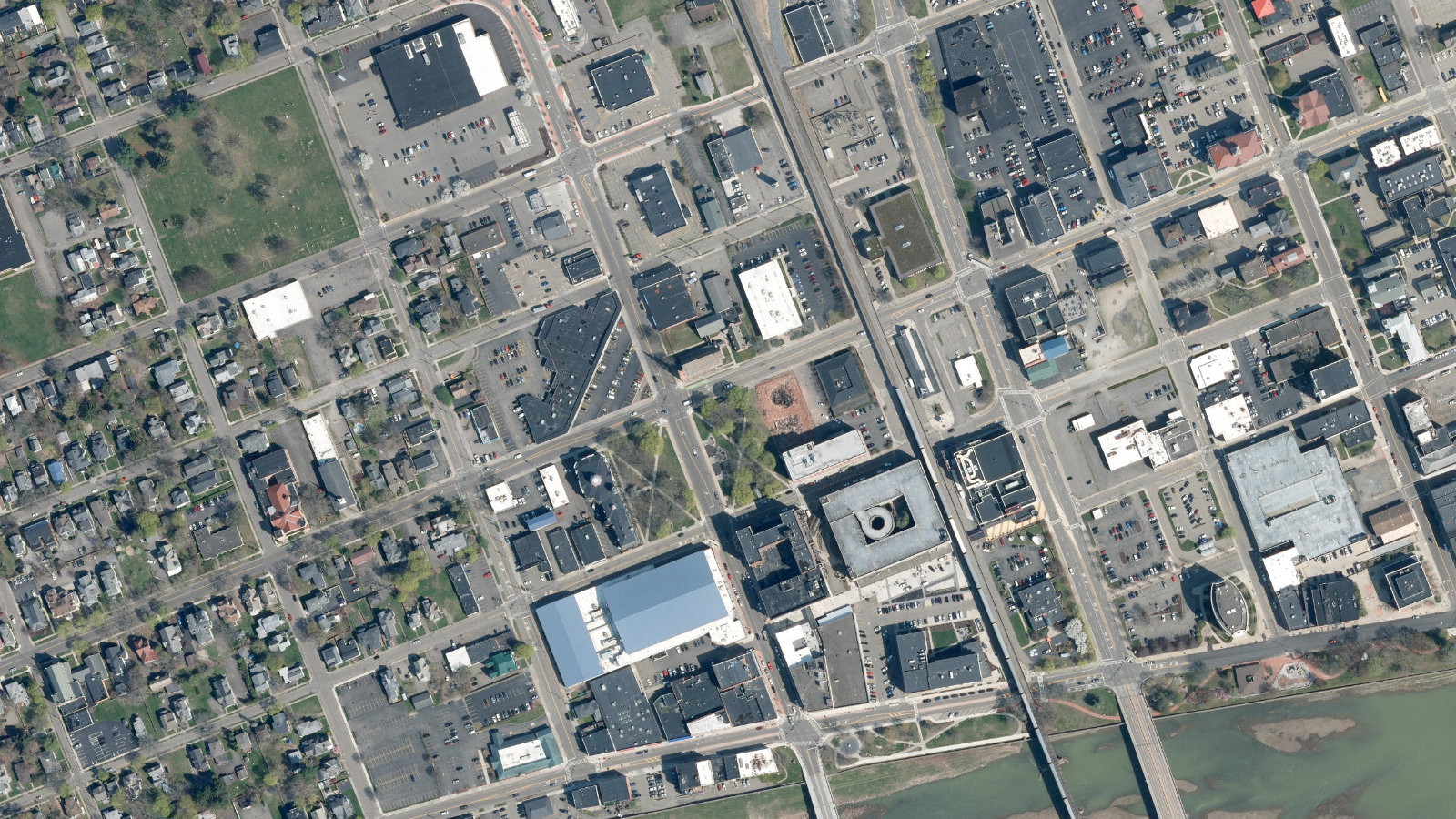 ONE CHEMUNG CANAL PLZ, ELMIRA, NY(本社・衛星)