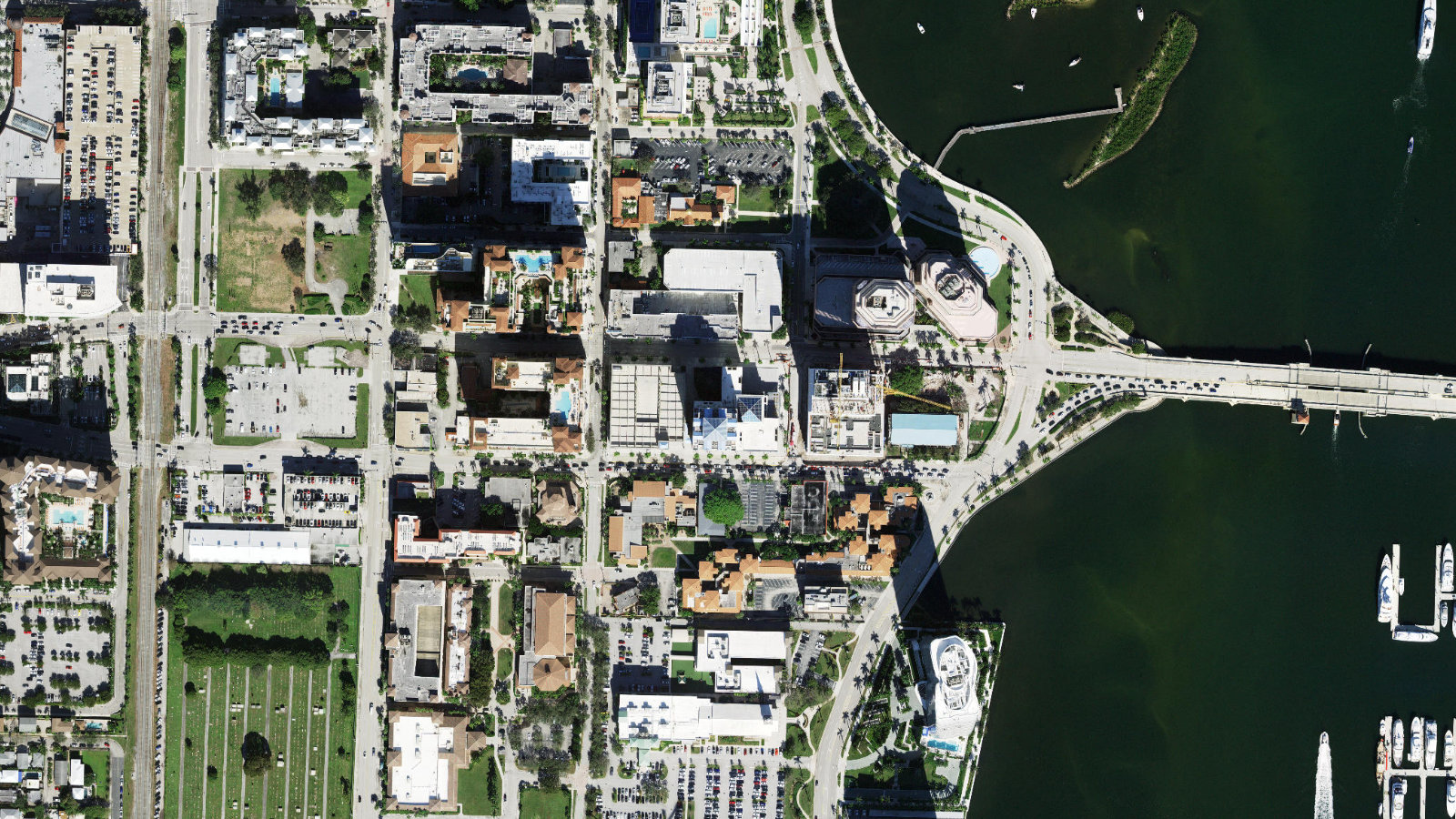 222 LAKEVIEW AVENUE, WEST PALM BEACH, FL(本社・衛星)