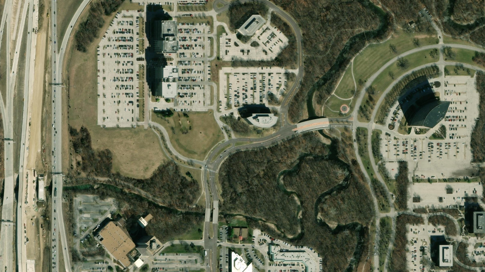 9900 W. 109TH STREET, OVERLAND PARK, KS（本社・衛星）