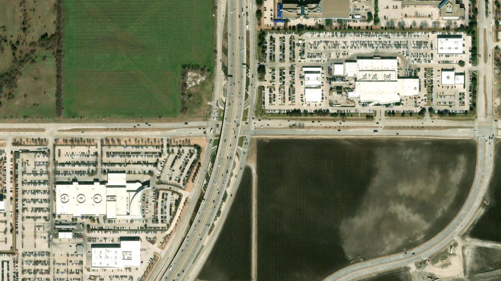 3900 DALLAS PARKWAY, PLANO, TX（本社・衛星）