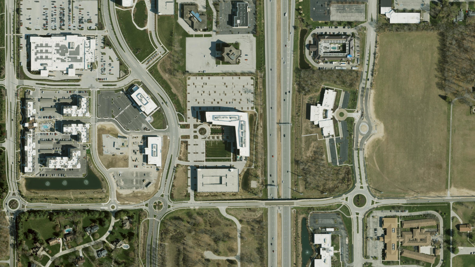 11299 ILLINOIS STREET, CARMEL, IN(本社・衛星)