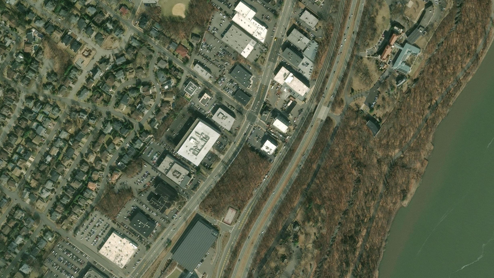301 SYLVAN AVENUE, ENGLEWOOD CLIFFS, NJ（本社・衛星）