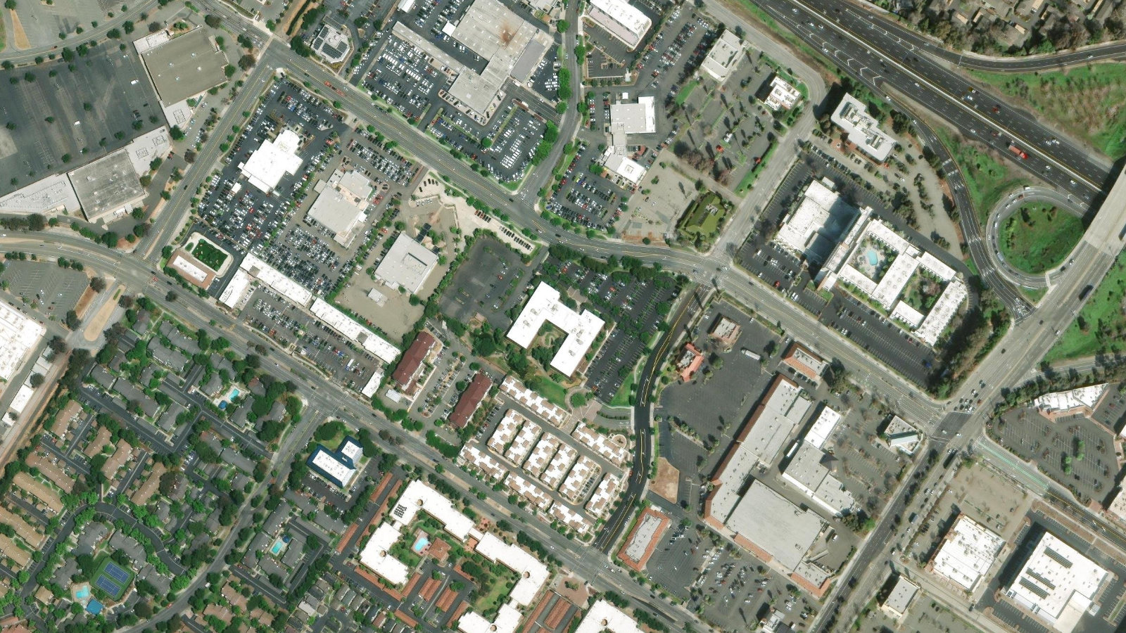 39899 BALENTINE DRIVE, NEWARK, CA（本社・衛星）