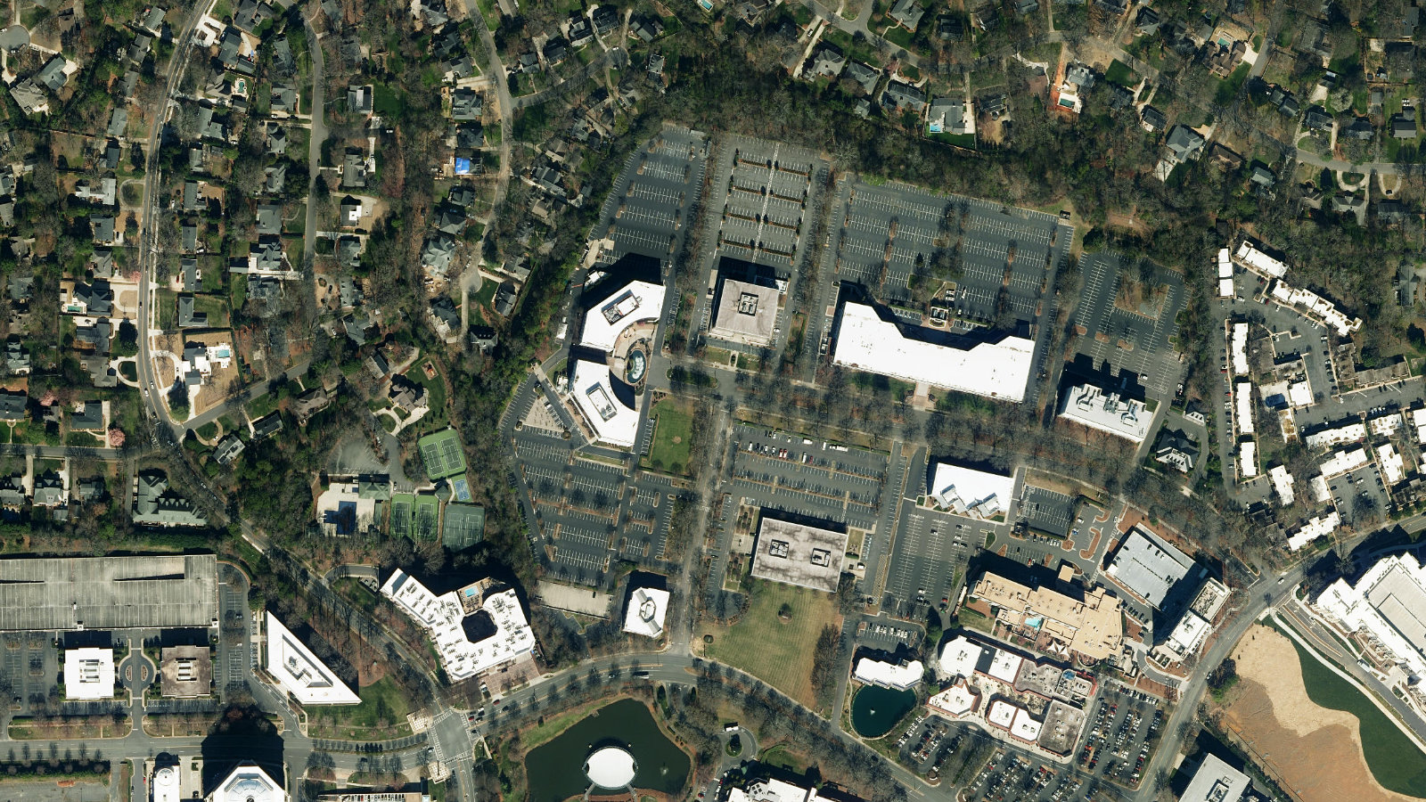 4100 COCA COLA PLZ, CHARLOTTE, NC（本社・衛星）