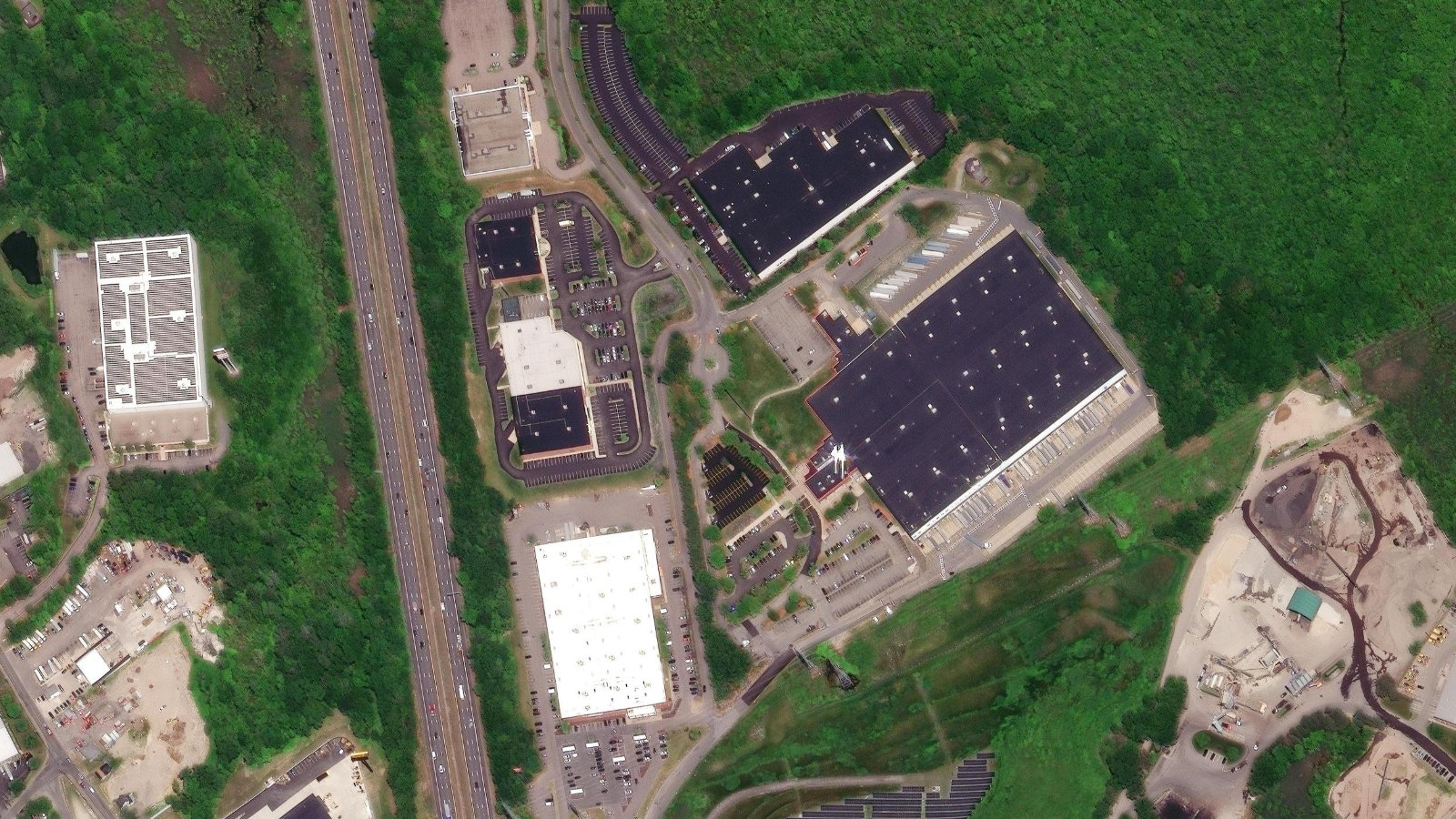 100 TECHNOLOGY CENTER DRIVE, STOUGHTON, MA（本社・衛星）