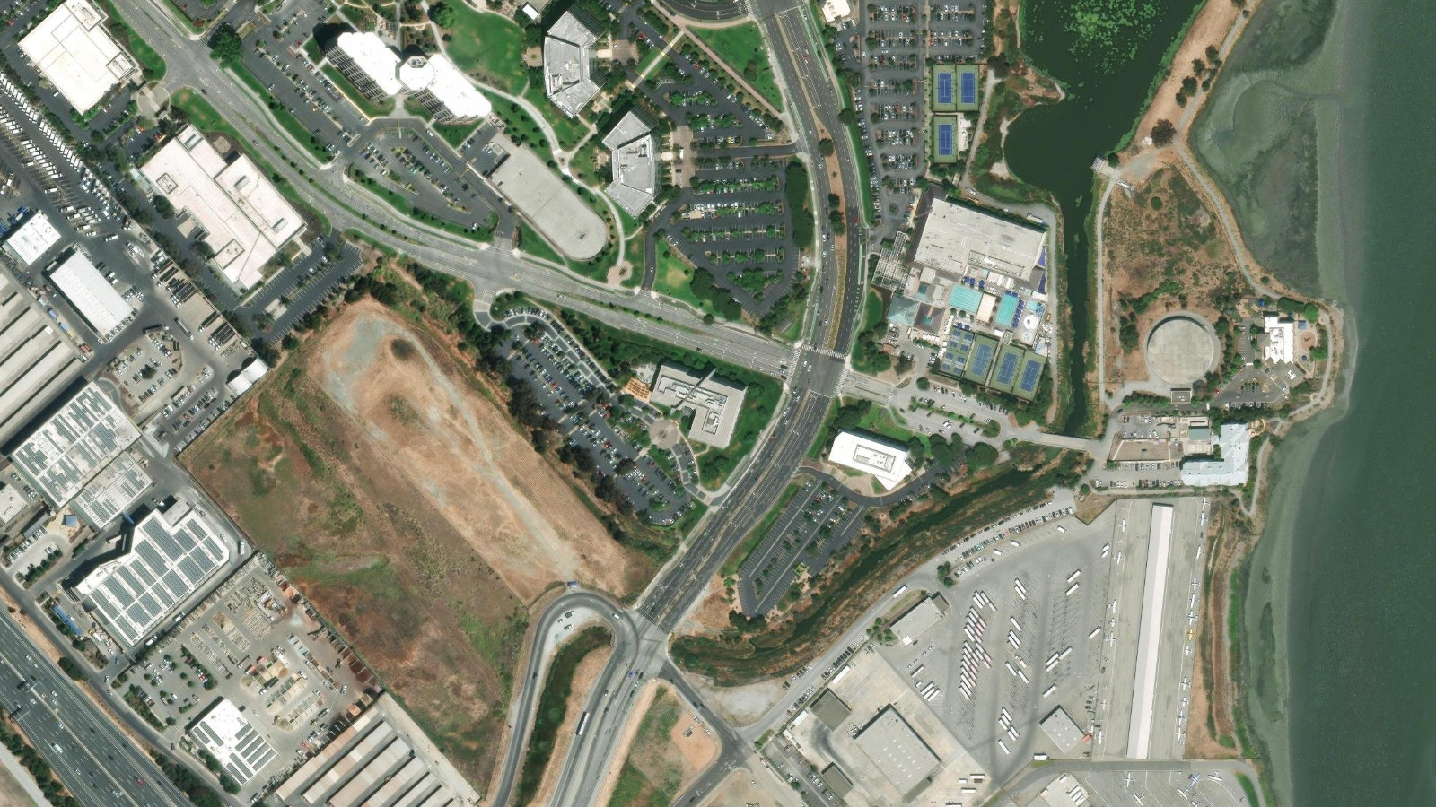 101 REDWOOD SHORES PARKWAY, REDWOOD CITY, CA(本社・衛星)