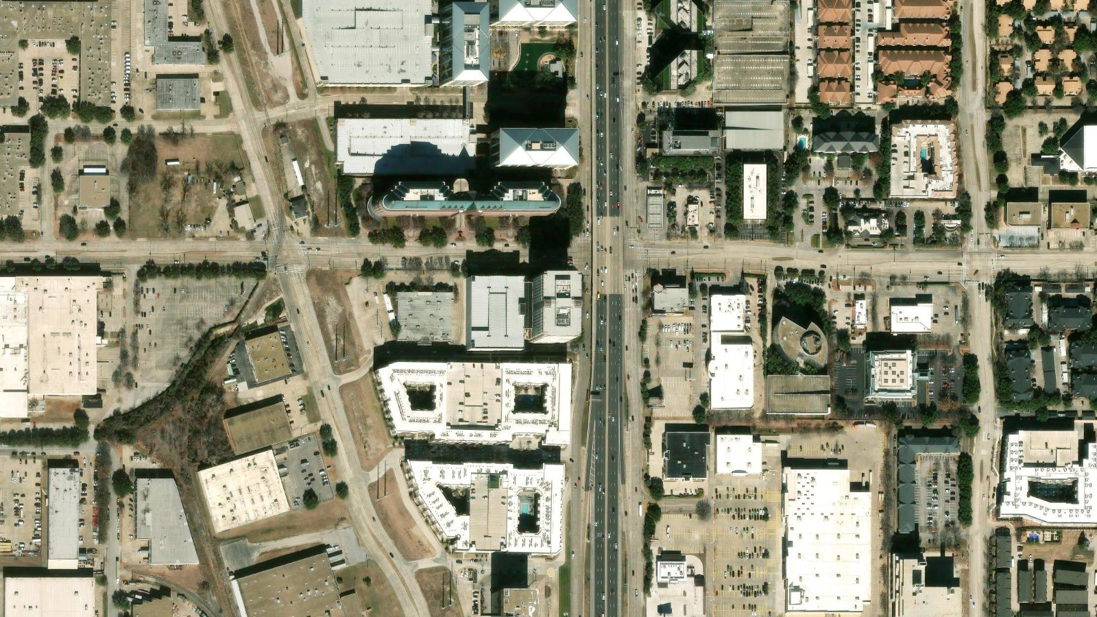 14185 DALLAS PARKWAY, DALLAS, TX（本社・衛星）