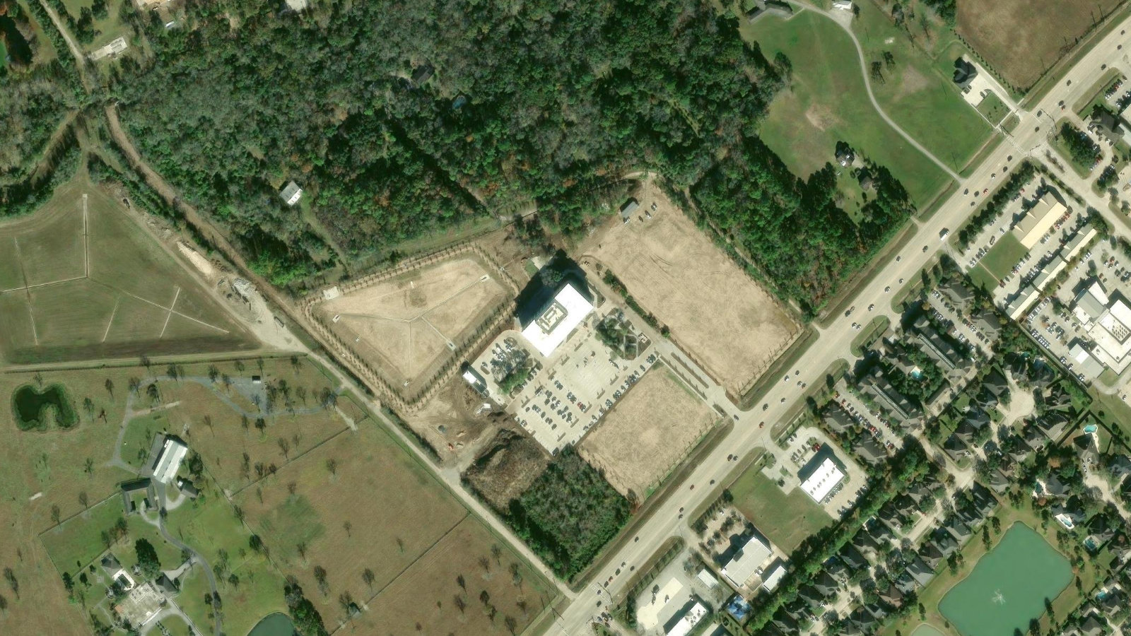 1500 W. PARKWOOD AVE., FRIENDSWOOD, TX(本社・衛星)