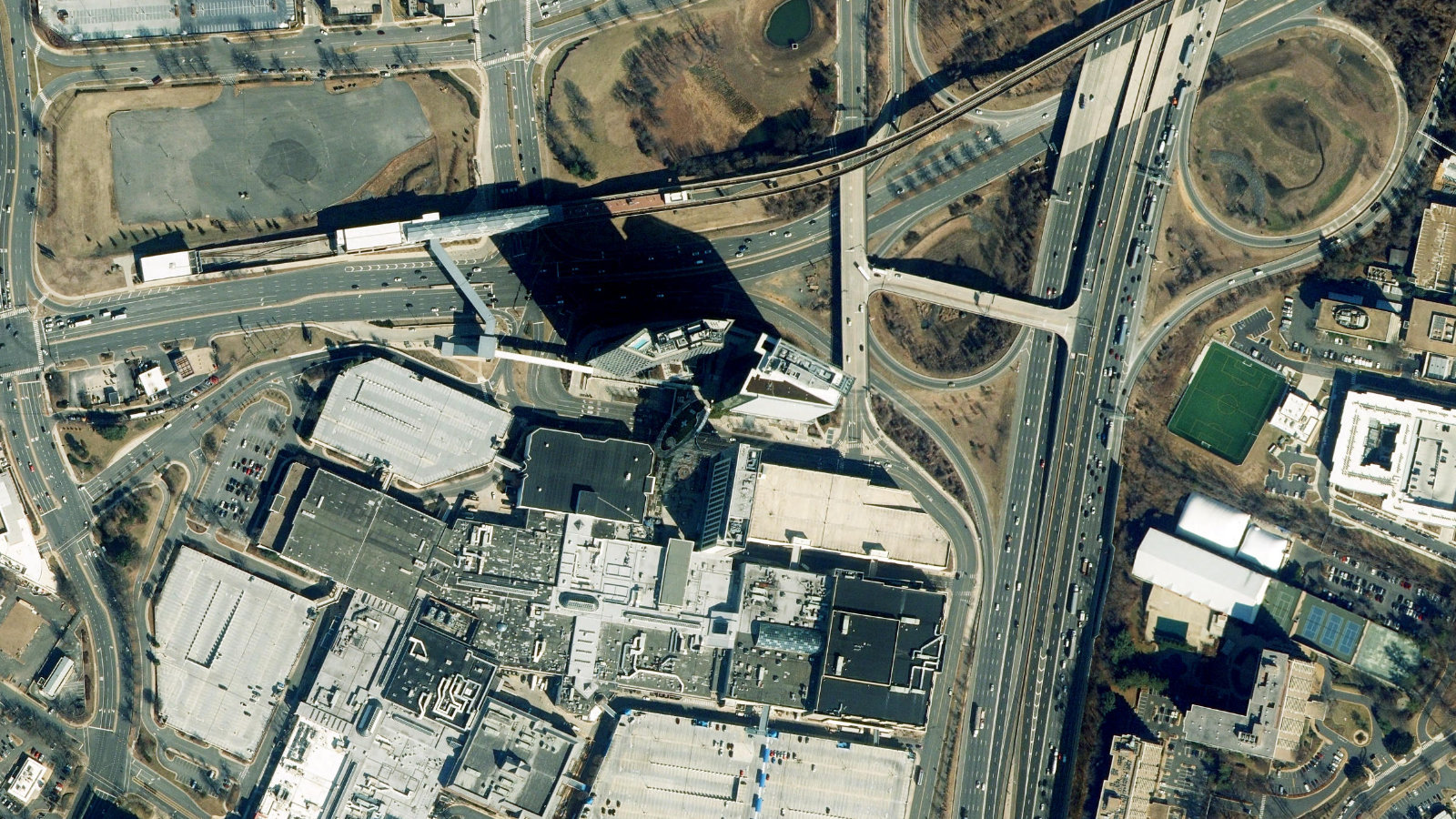 7900 TYSONS ONE PLACE, MCLEAN, VA(本社・衛星)