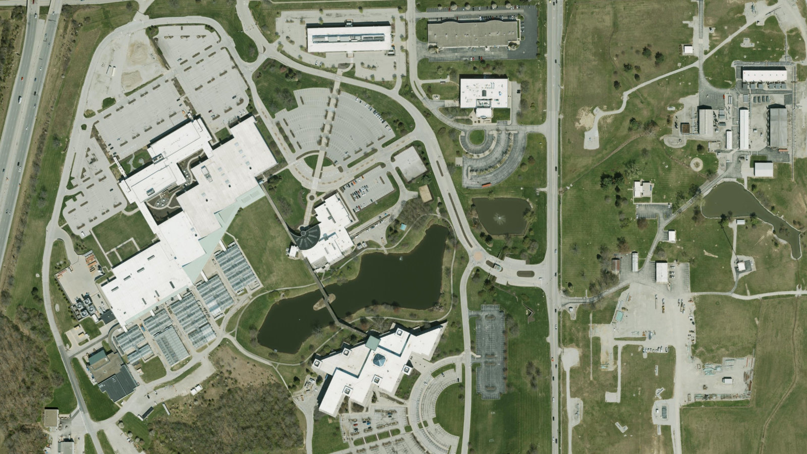 9330 ZIONSVILLE ROAD, INDIANAPOLIS, IN（本社・衛星）