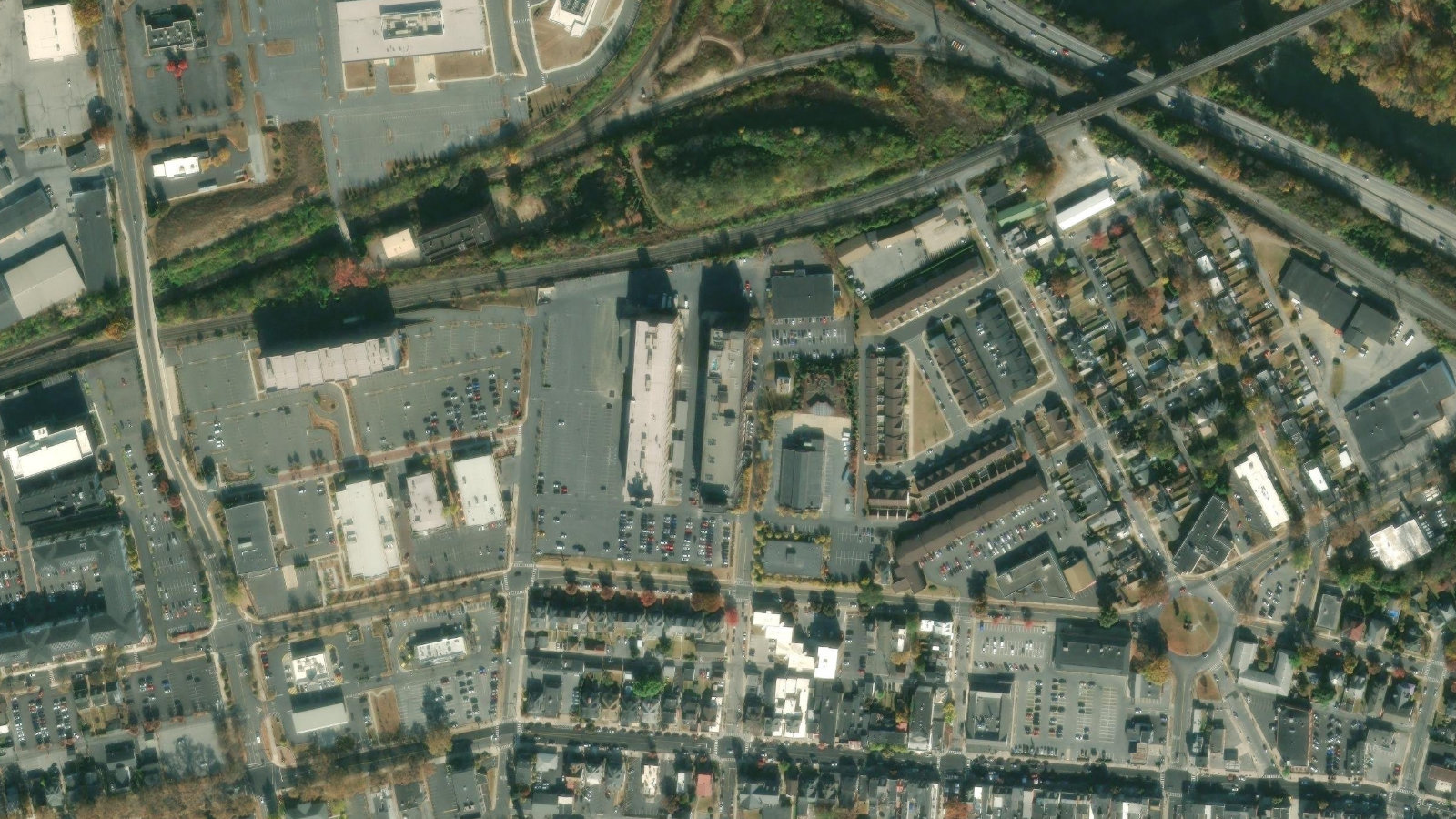 701 READING AVENUE, WEST READING, PA(本社・衛星)