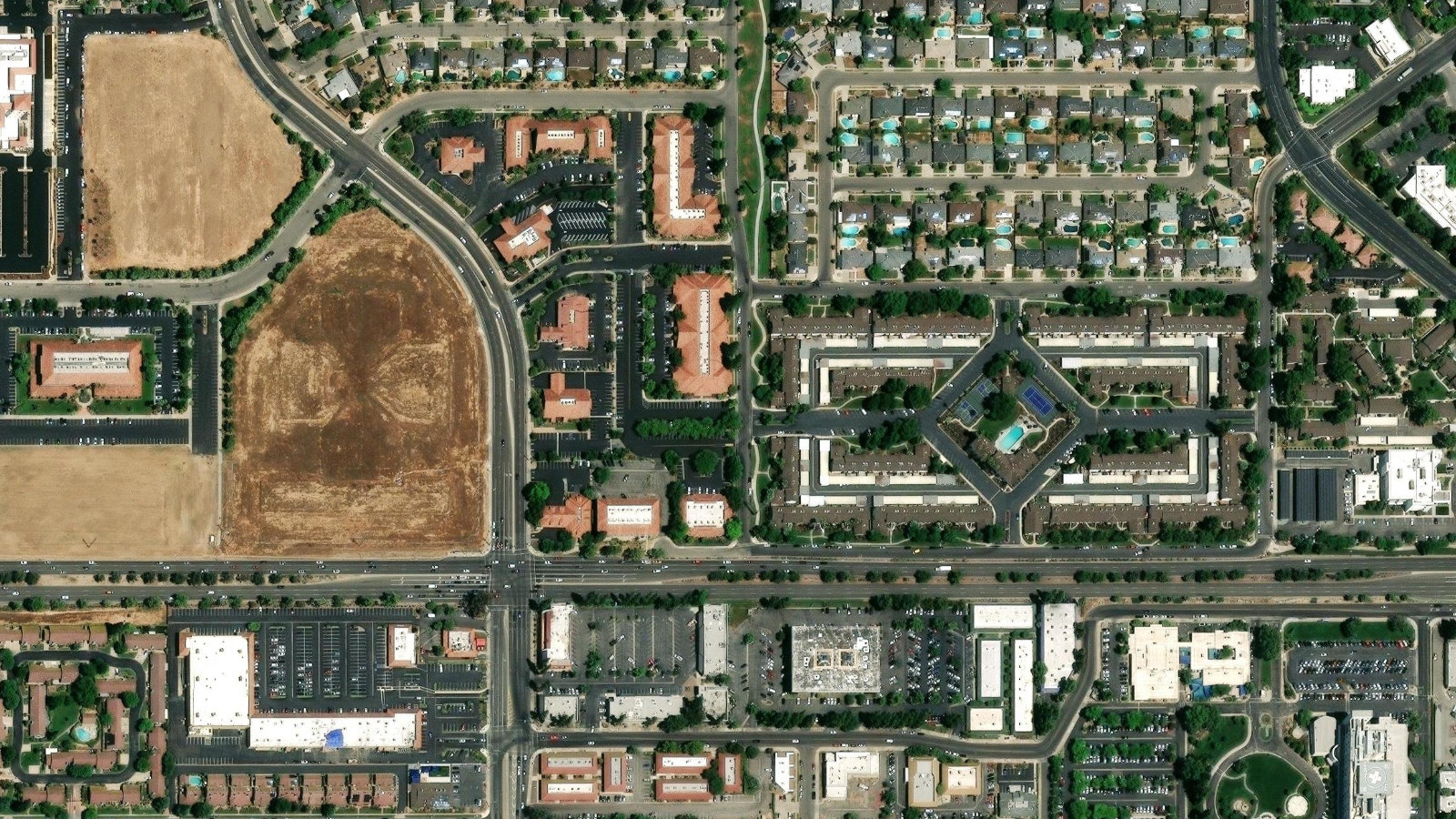 7100 N. FINANCIAL DRIVE, FRESNO, CA(本社・衛星)
