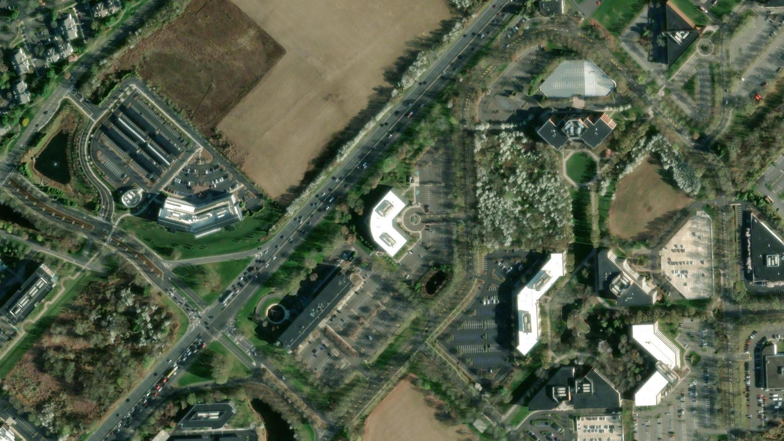300 CARNEGIE CENTER, PRINCETON, NJ（本社・衛星）