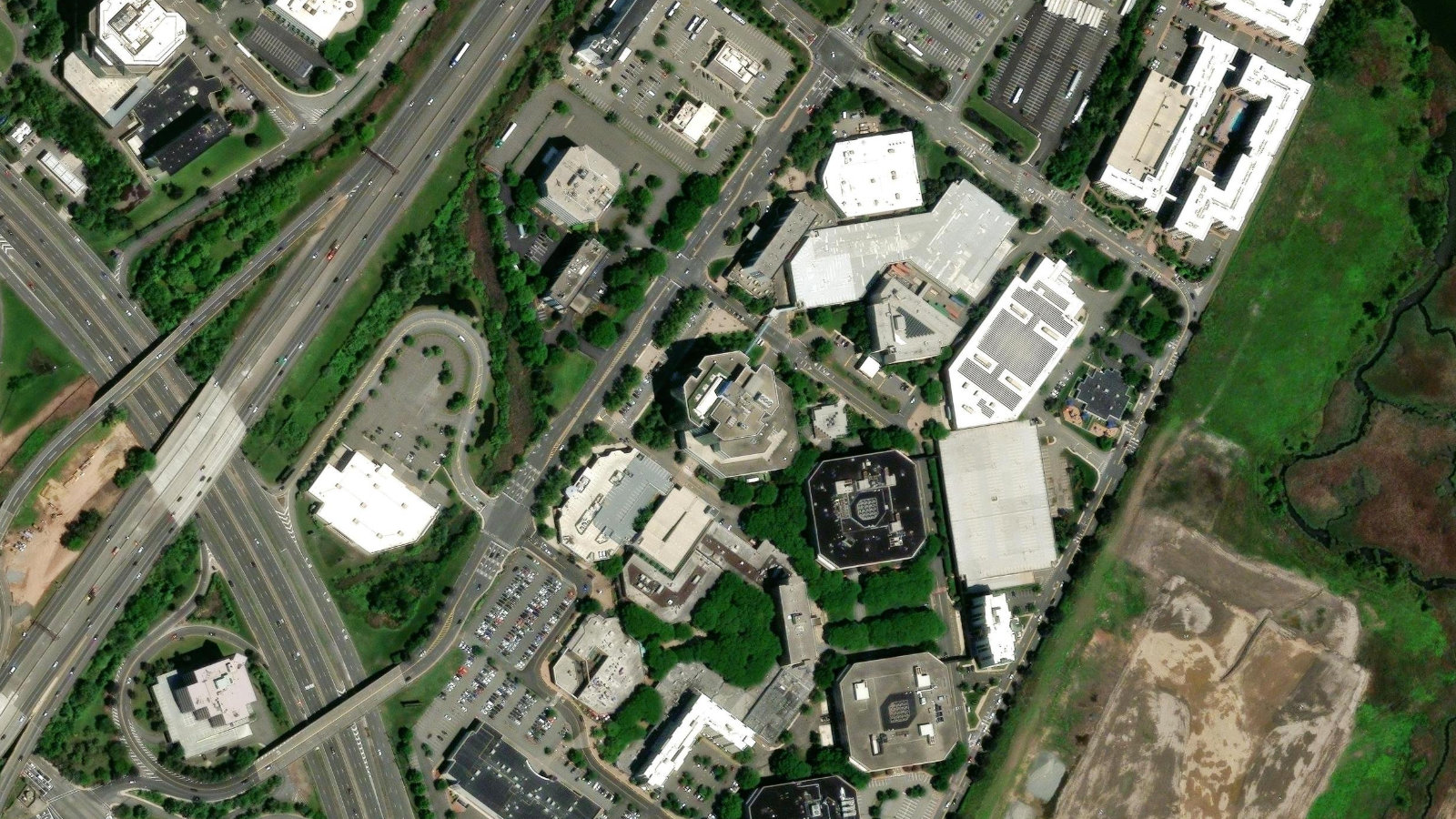 500 PLAZA DRIVE, SECAUCUS, NJ（本社・衛星）
