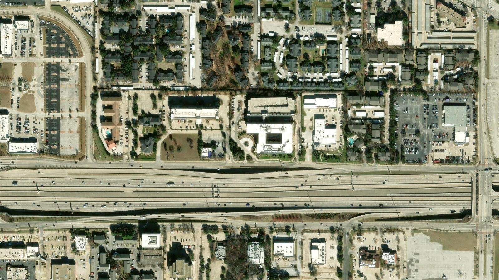 1341 HORTON CIRCLE, ARLINGTON, TX（本社・衛星）