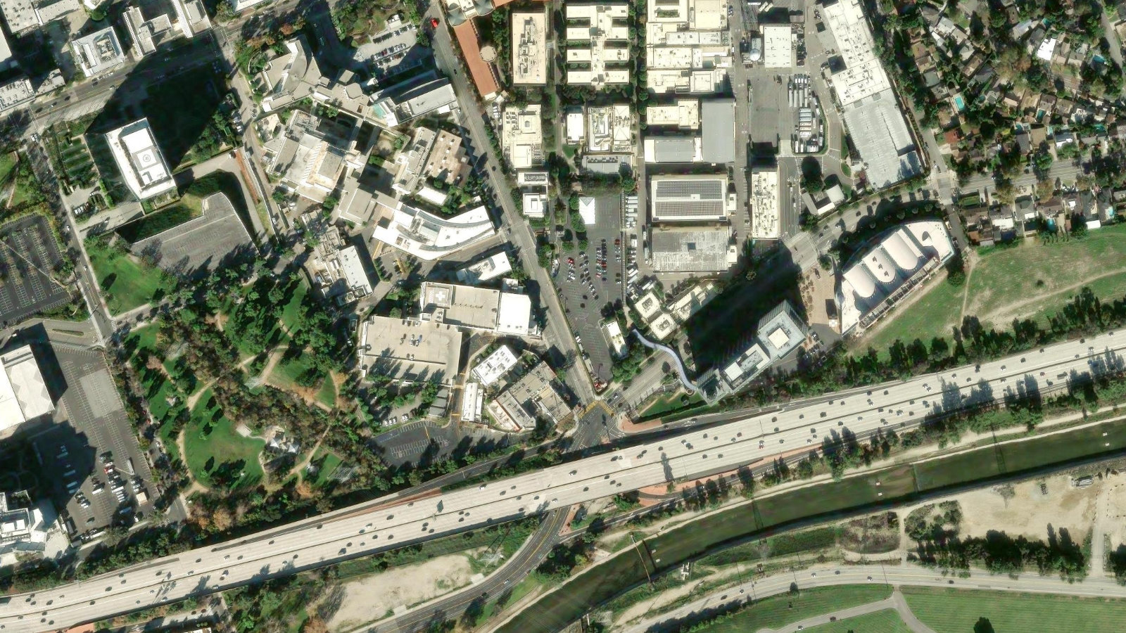 500 SOUTH BUENA VISTA STREET, BURBANK, CA（本社・衛星）