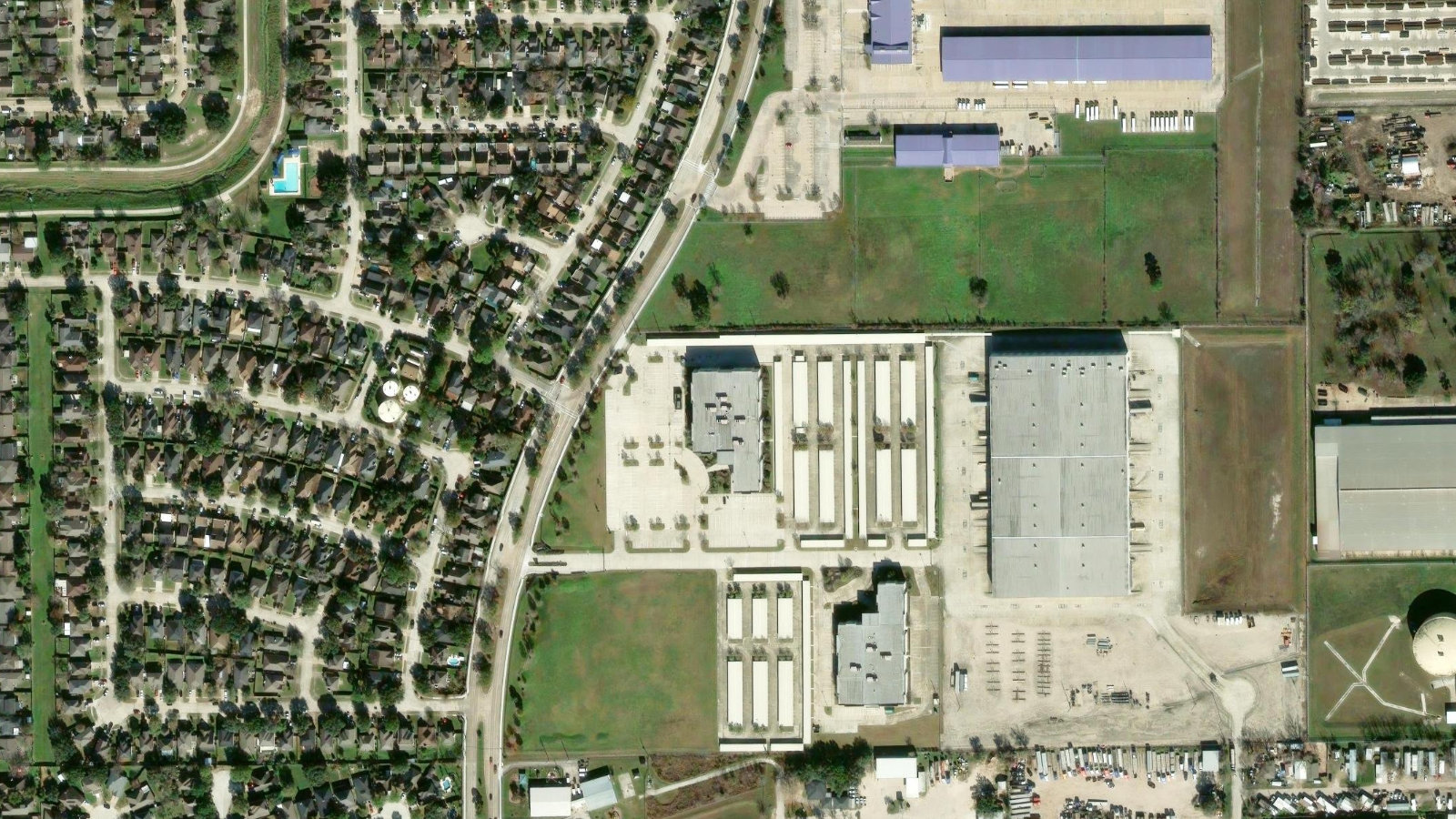 7402 NORTH ELDRIDGE PARKWAY, HOUSTON, TX（本社・衛星）