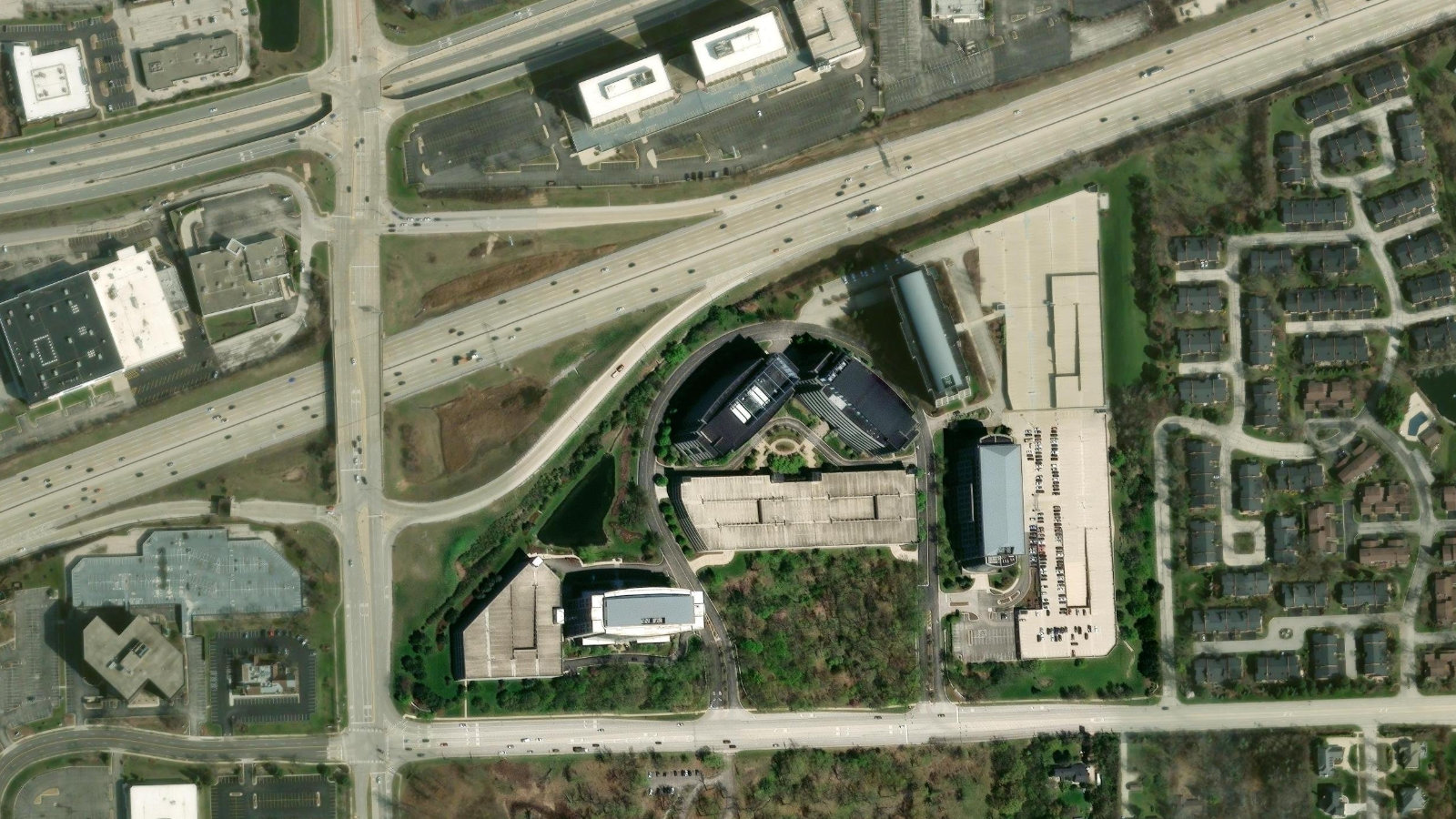 3005 HIGHLAND PARKWAY, DOWNERS GROVE, IL（本社・衛星）