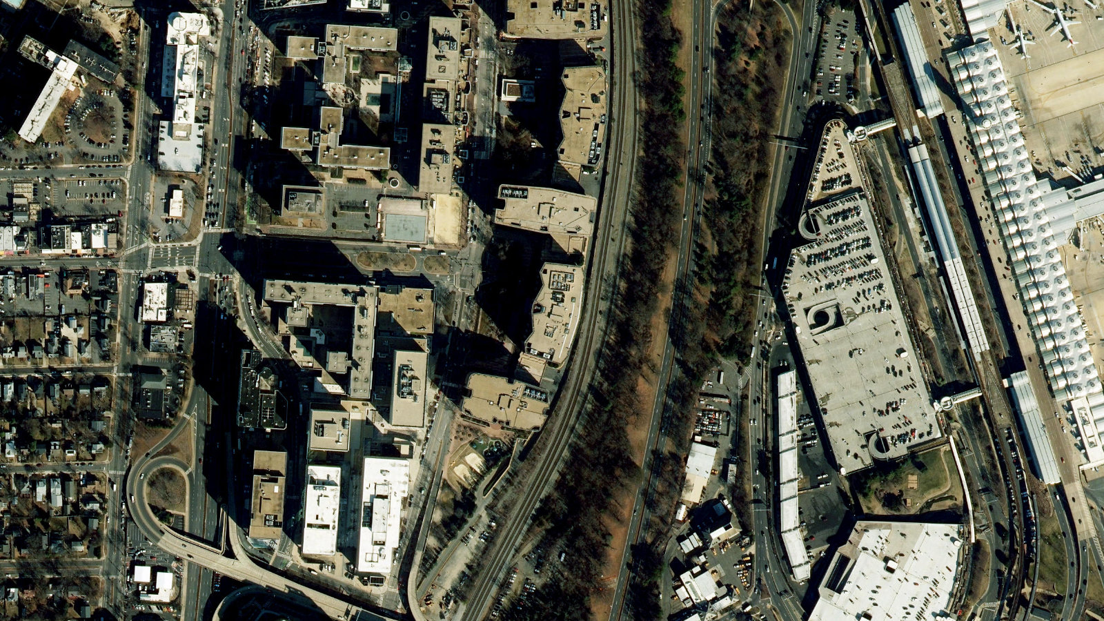2345 CRYSTAL DRIVE, ARLINGTON, VA(本社・衛星)