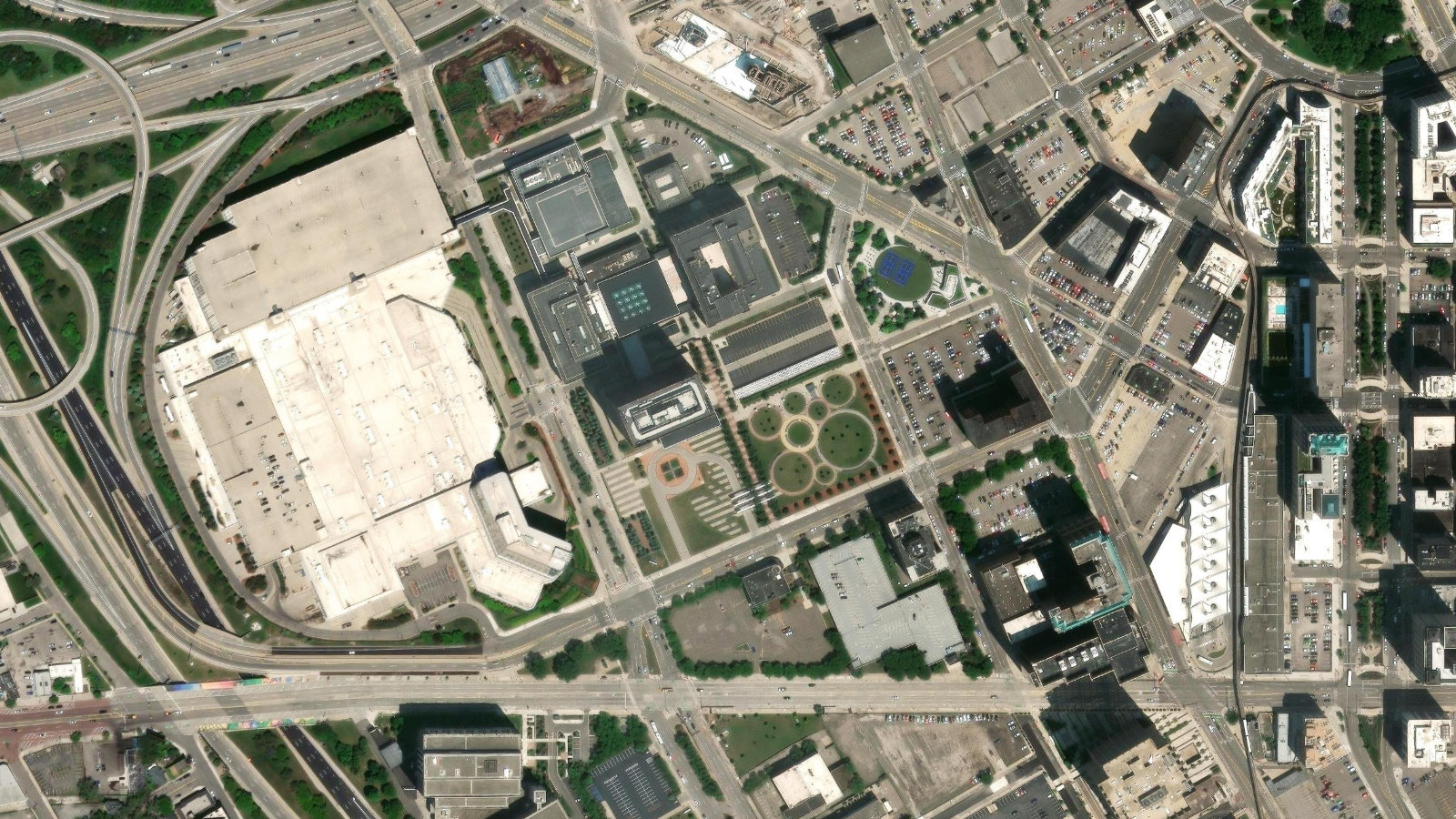ONE ENERGY PLAZA, DETROIT, MI（本社・衛星）