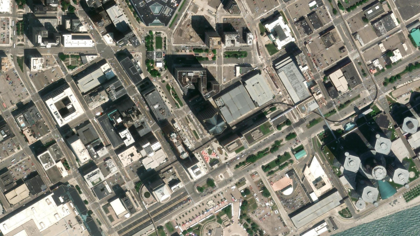 500 WOODWARD AVENUE, DETROIT, MI（本社・衛星）