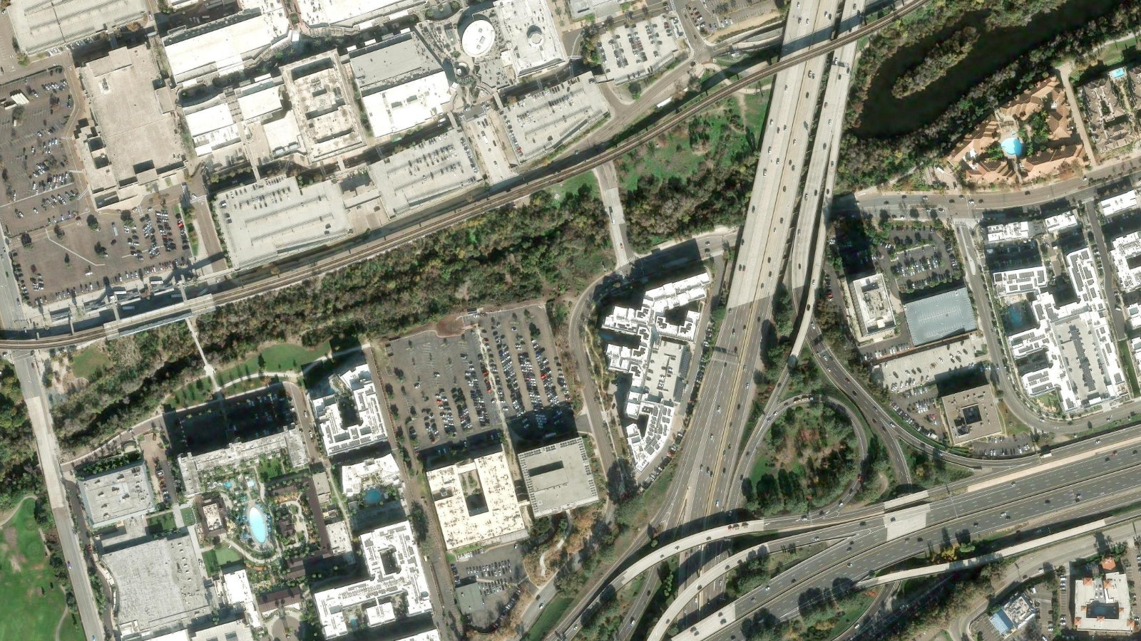 350 CAMINO DE LA REINA, SAN DIEGO, CA(本社・衛星)