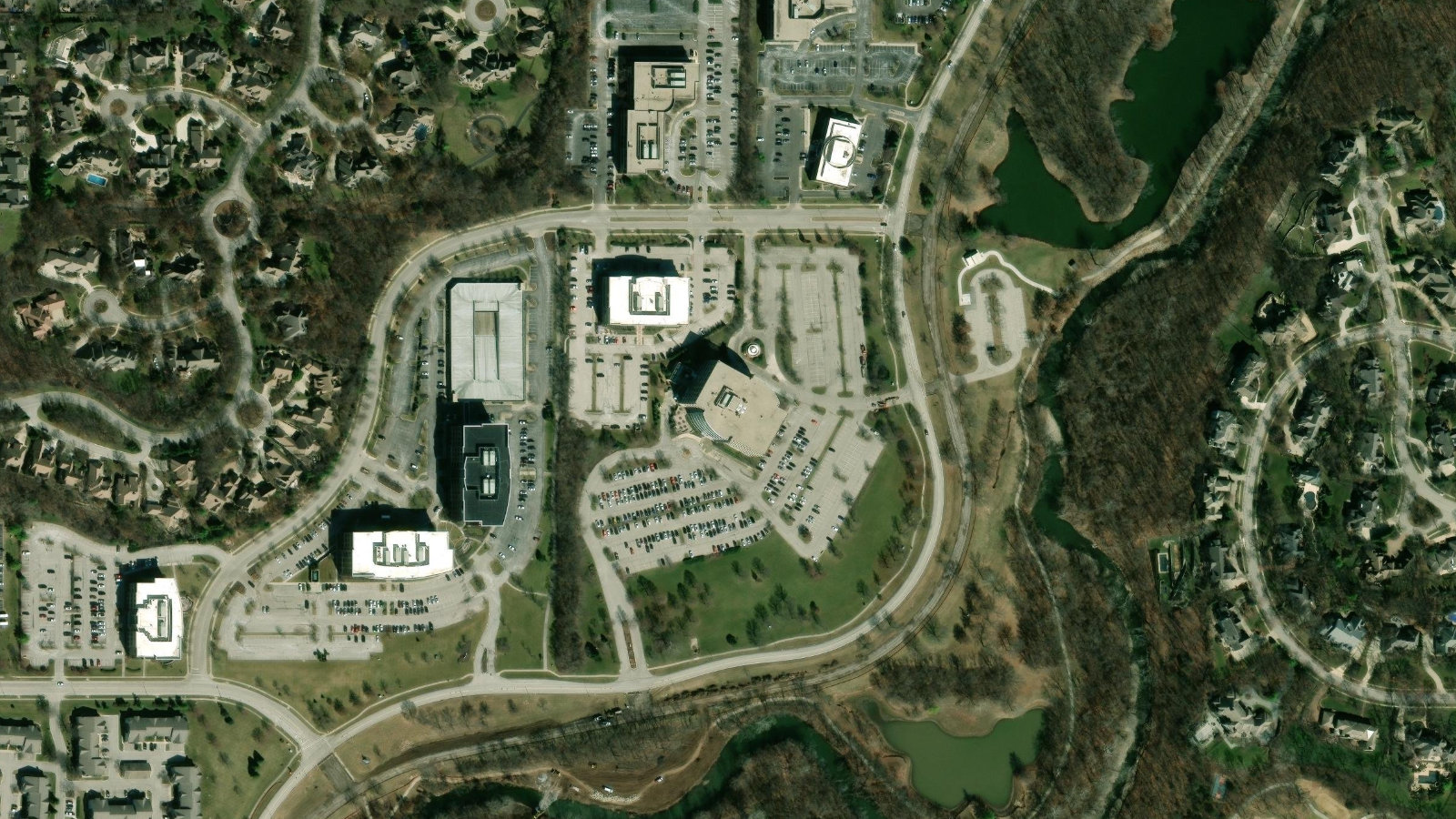 11400 TOMAHAWK CREEK PARKWAY, LEAWOOD, KS(本社・衛星)