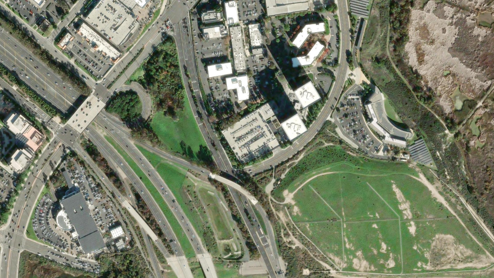 19800 MACARTHUR BLVD., IRVINE, CA（本社・衛星）