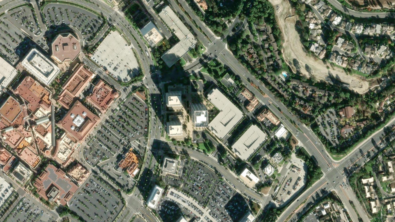 520 NEWPORT CENTER DRIVE, NEWPORT BEACH, CA(本社・衛星)