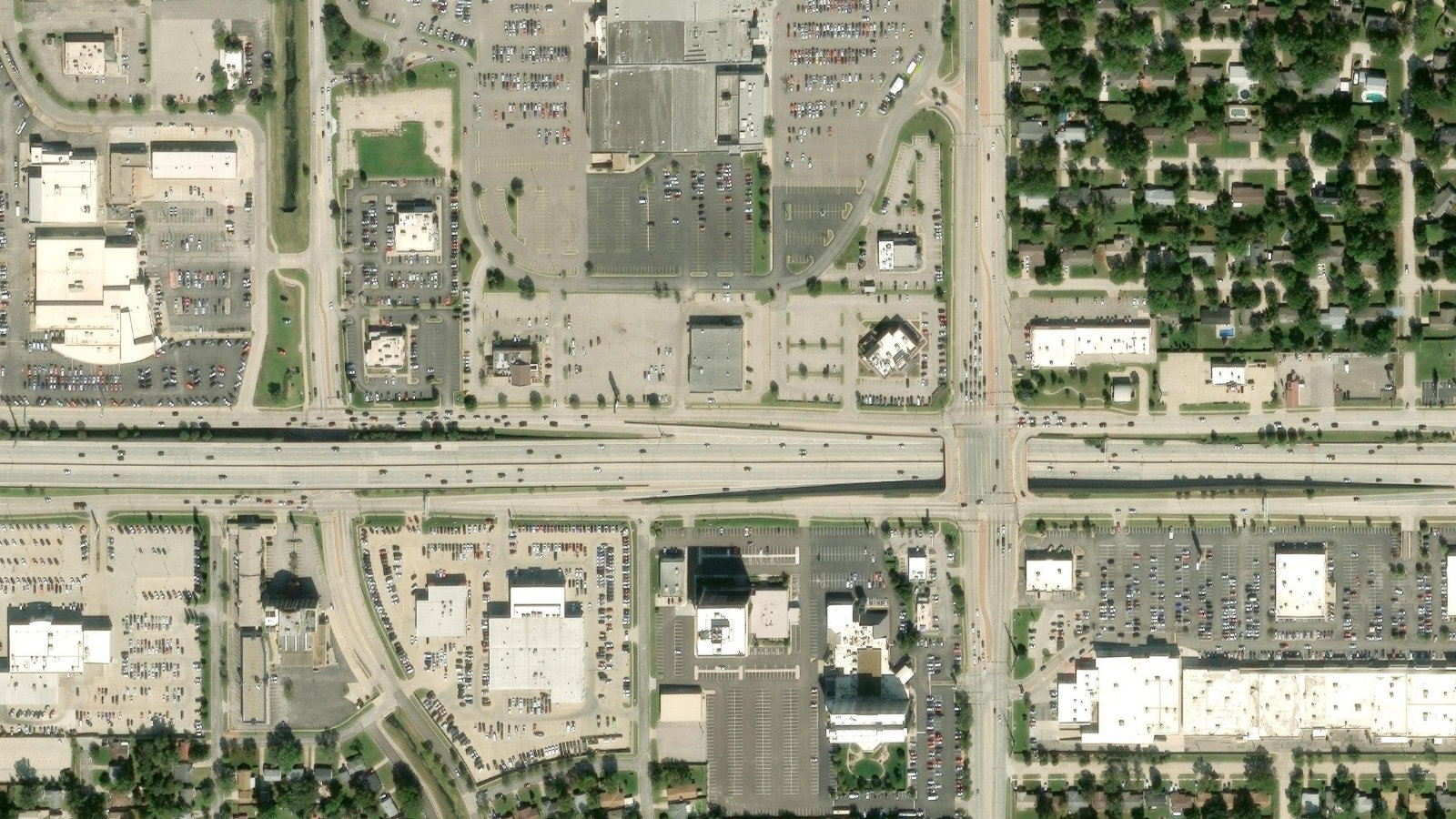 7701 E. KELLOGG DRIVE, WICHITA, KS（本社・衛星）