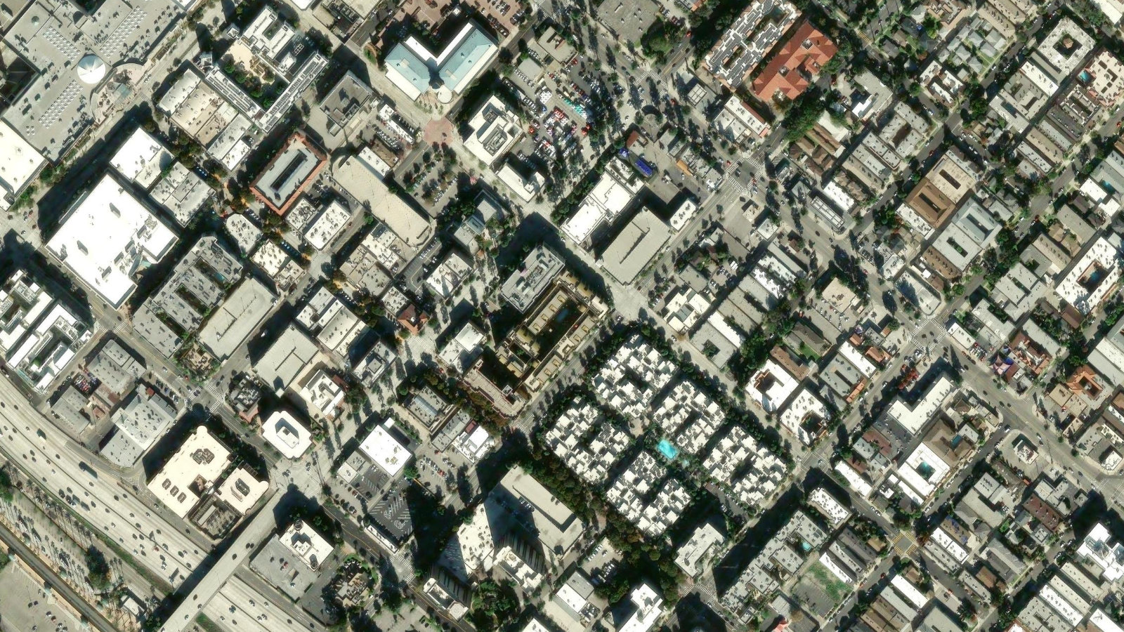 1 ESTRELLA WAY, BURBANK, CA(本社・衛星)