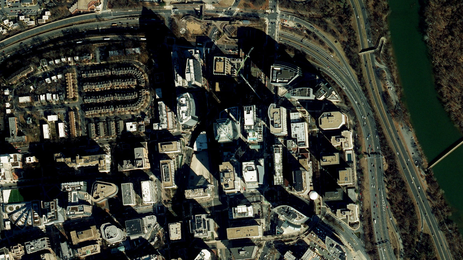 1812 NORTH MOORE ST, ARLINGTON, VA(本社・衛星)
