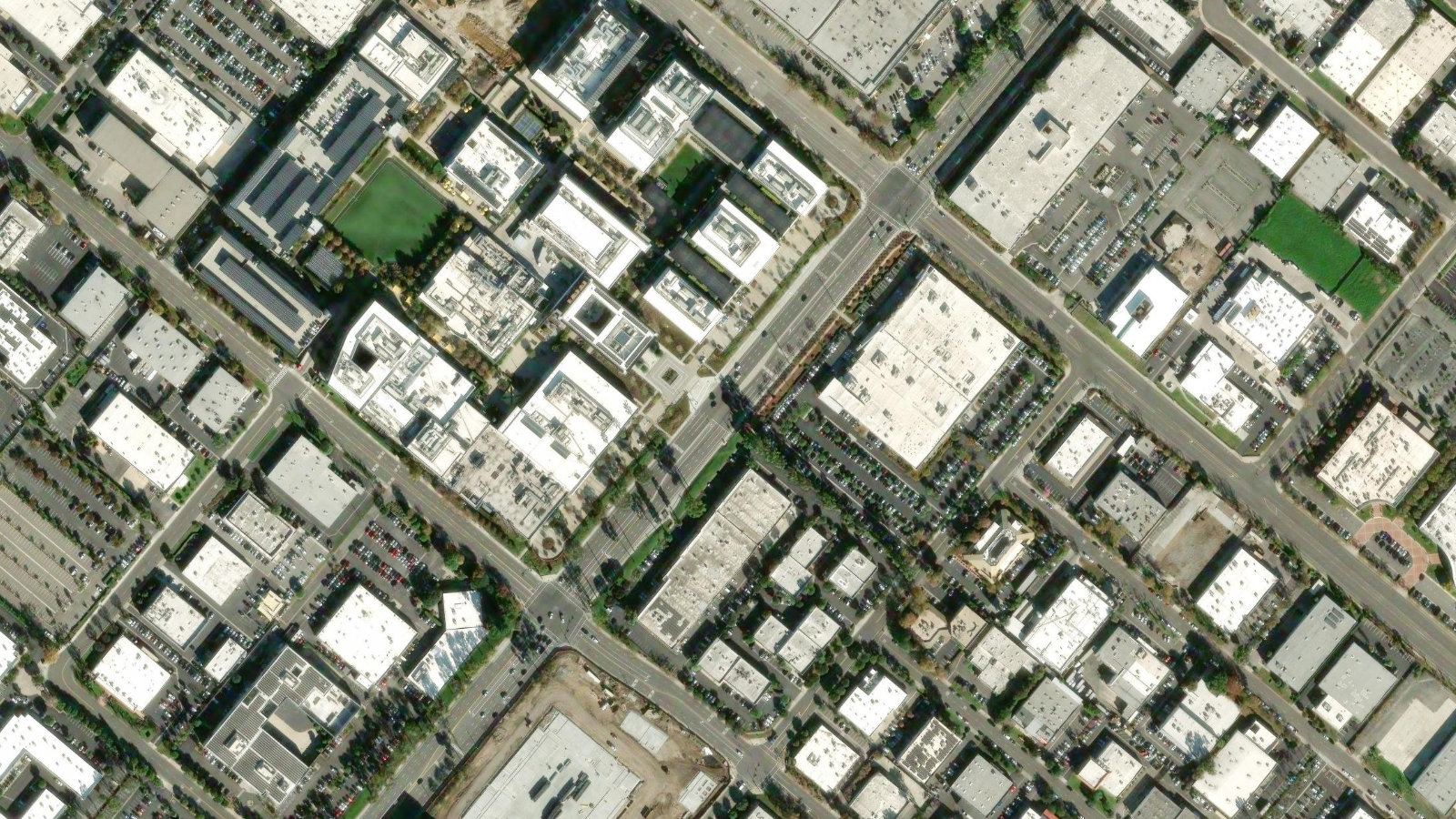 ONE EDWARDS WAY, IRVINE, CA（本社・衛星）