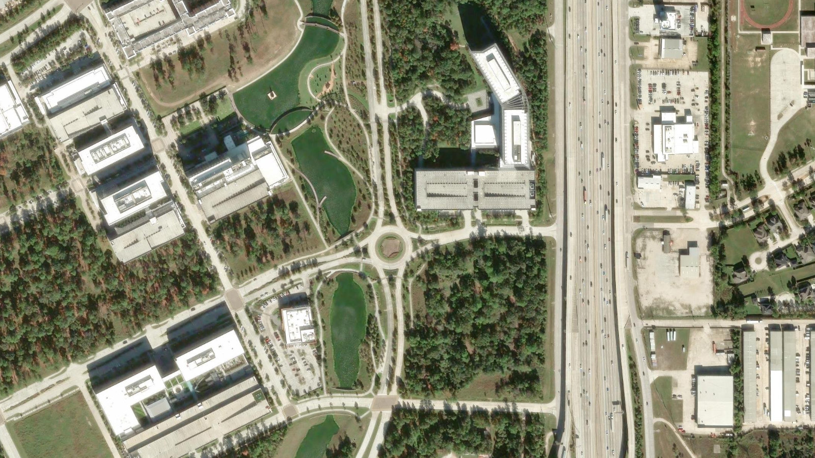 10000 ENERGY DRIVE, SPRING, TX（本社・衛星）