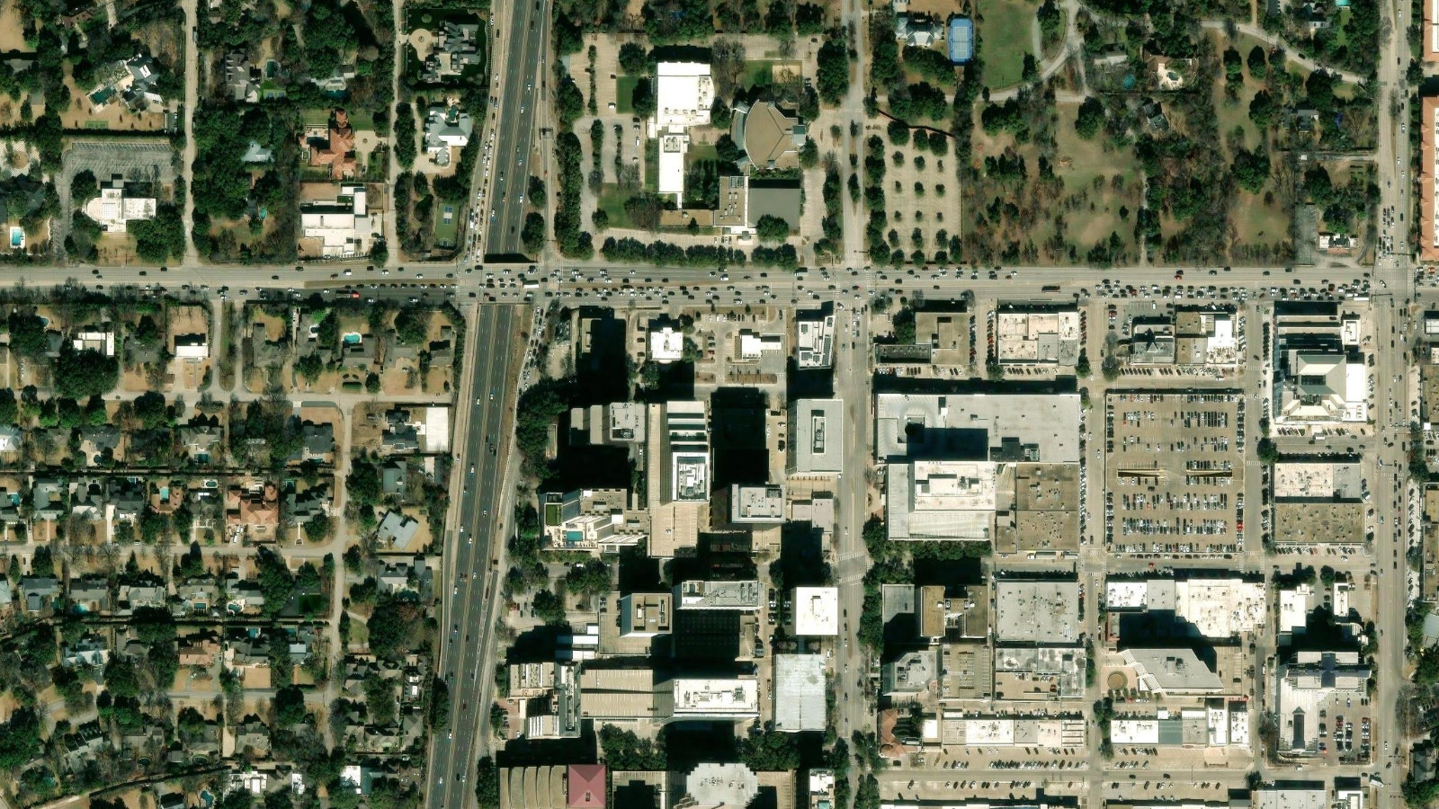 5960 BERKSHIRE LANE, DALLAS, TX(本社・衛星)