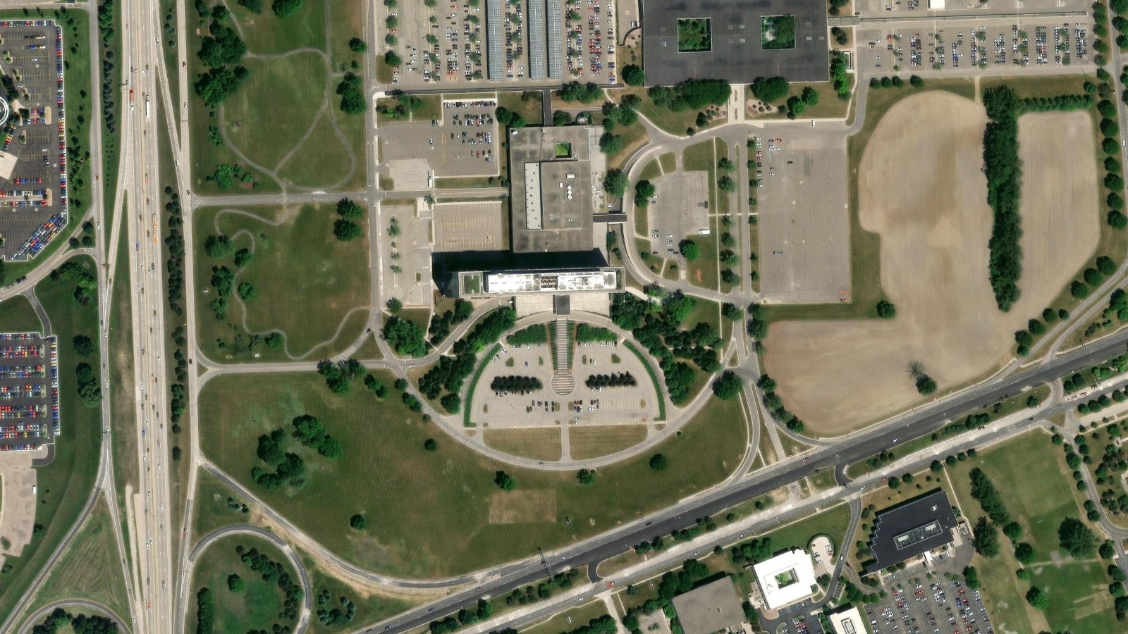 ONE AMERICAN ROAD, DEARBORN, MI（本社・衛星）