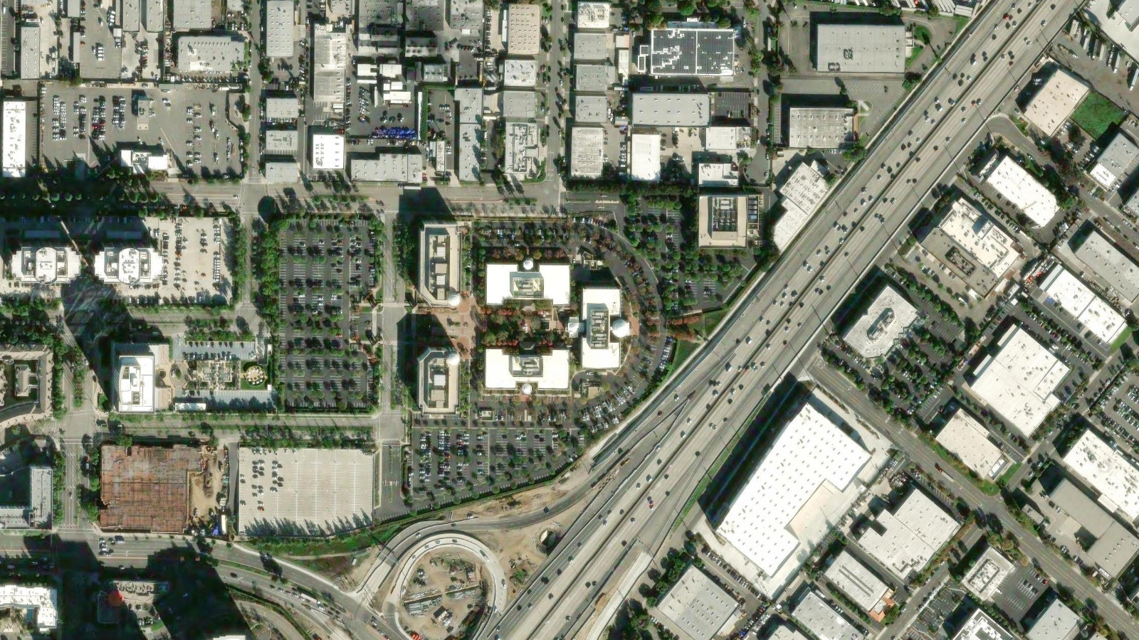 1 FIRST AMERICAN WAY, SANTA ANA, CA(本社・衛星)