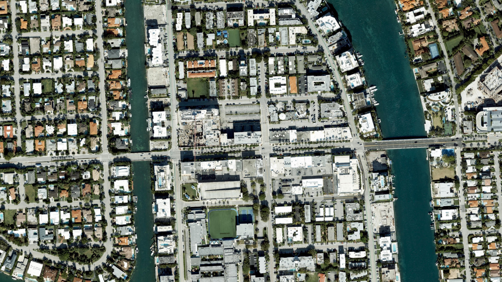 1111 KANE CONCOURSE, BAY HARBOR ISLANDS, FL(本社・衛星)