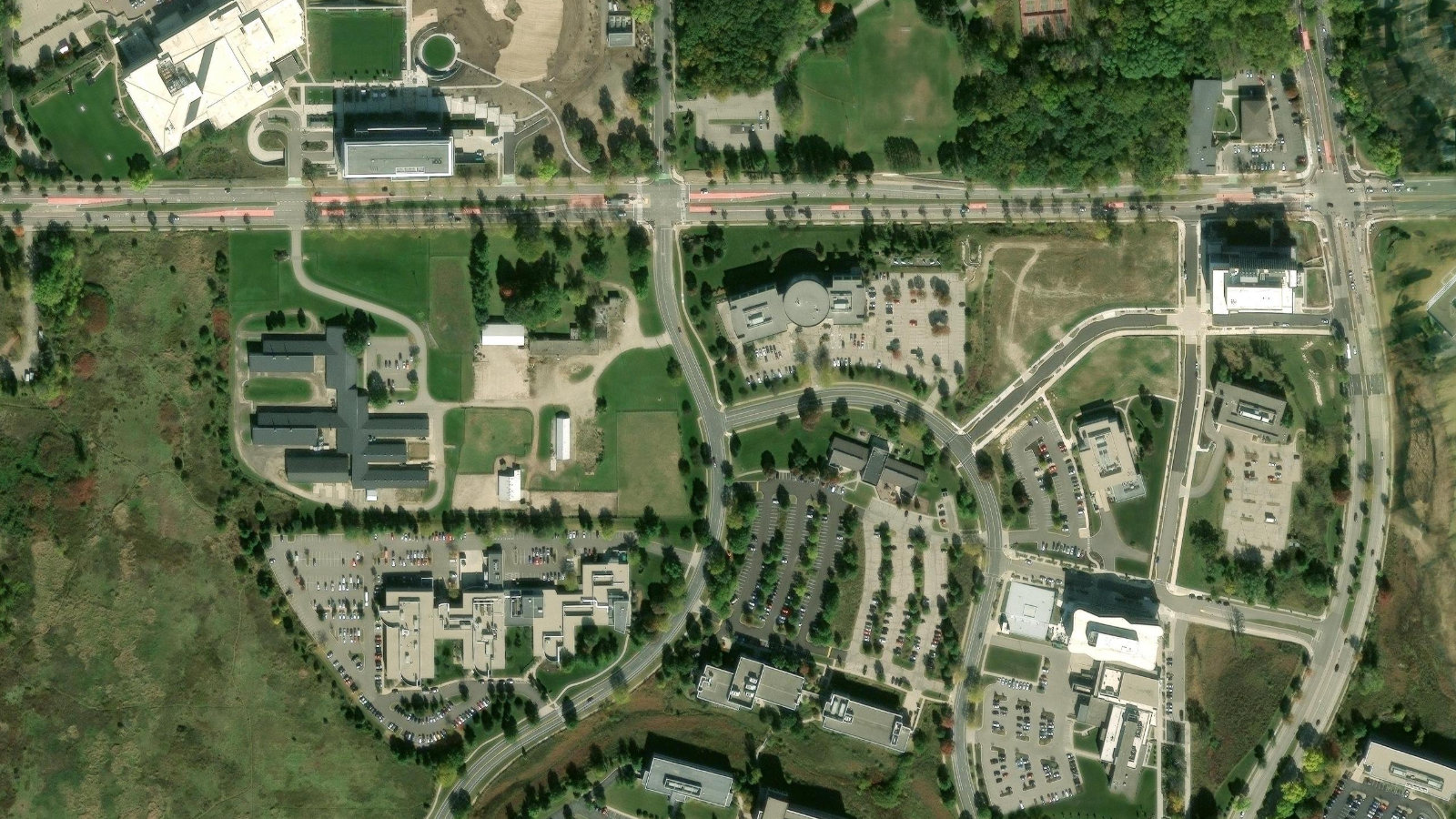 401 CHARMANY DRIVE, MADISON, WI(本社・衛星)