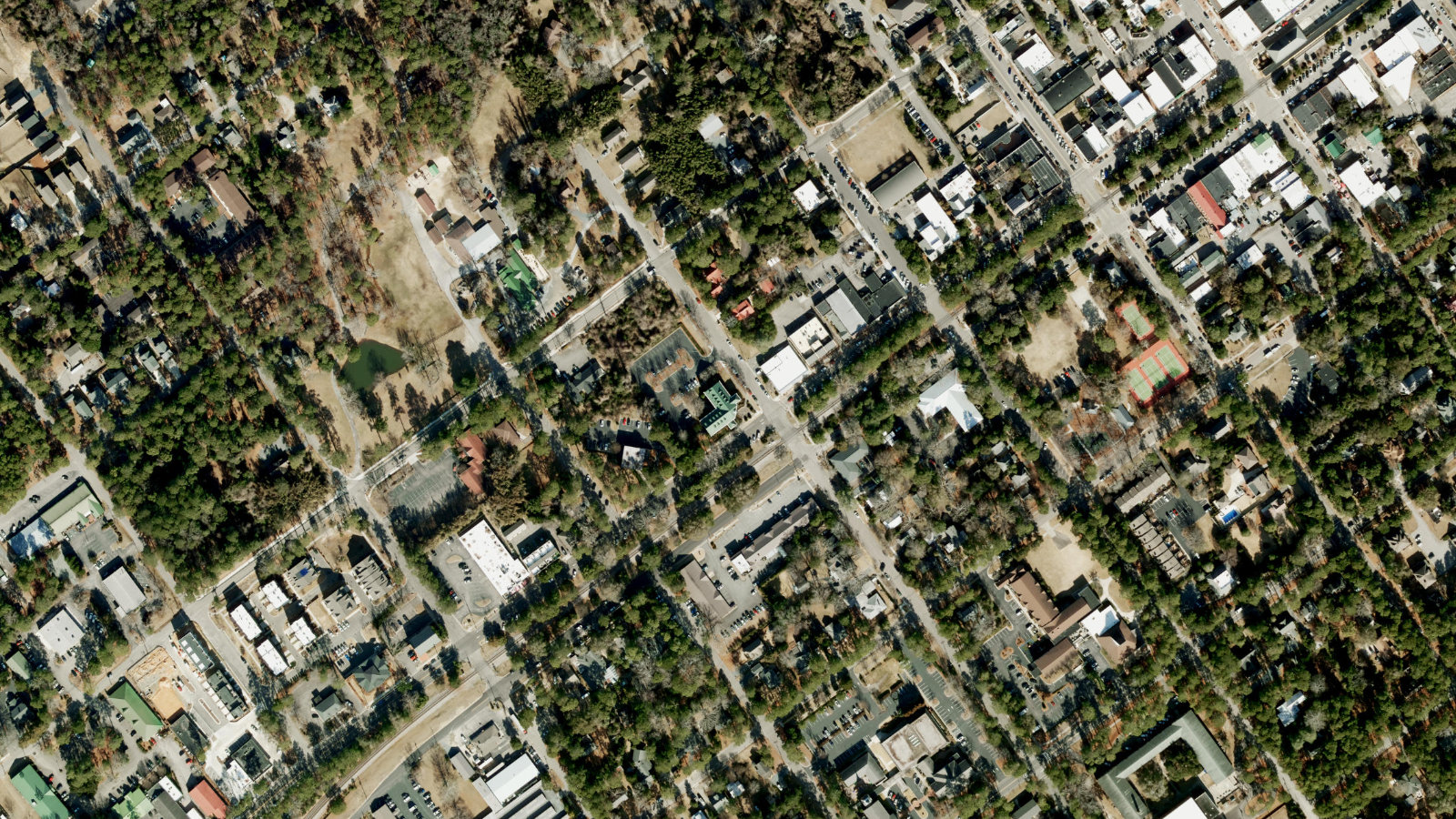300 SW BROAD STREET, SOUTHERN PINES, NC（本社・衛星）