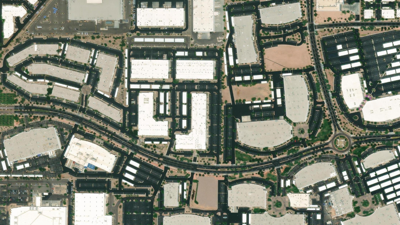 4340 E. COTTON CENTER BLVD., PHOENIX, AZ（本社・衛星）